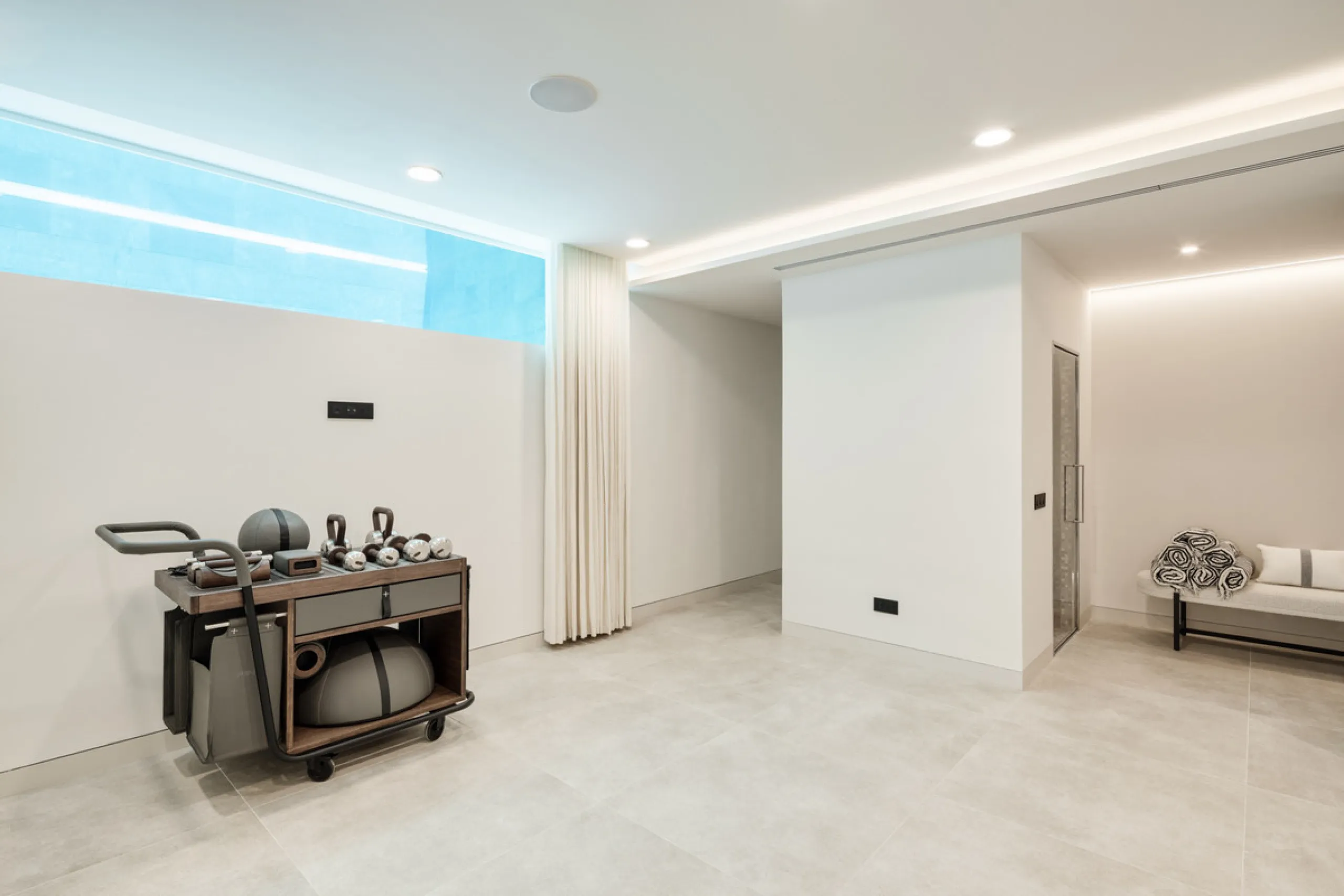Nestled in the prestigious La Cerquilla community of Nueva Andalucía, this contemporary villa epitomizes luxury living. Masterfully crafted with organic materials, it seamlessly blends with its natural surroundings.