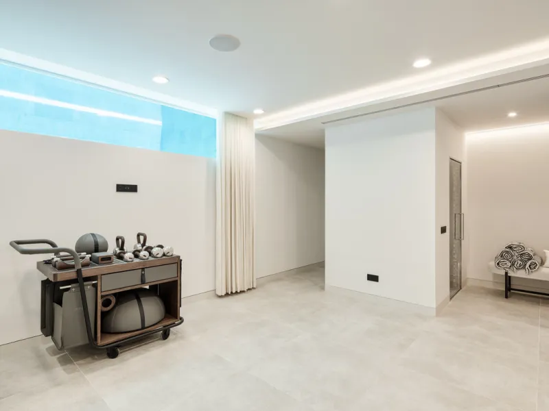 Nestled in the prestigious La Cerquilla community of Nueva Andalucía, this contemporary villa epitomizes luxury living. Masterfully crafted with organic materials, it seamlessly blends with its natural surroundings.