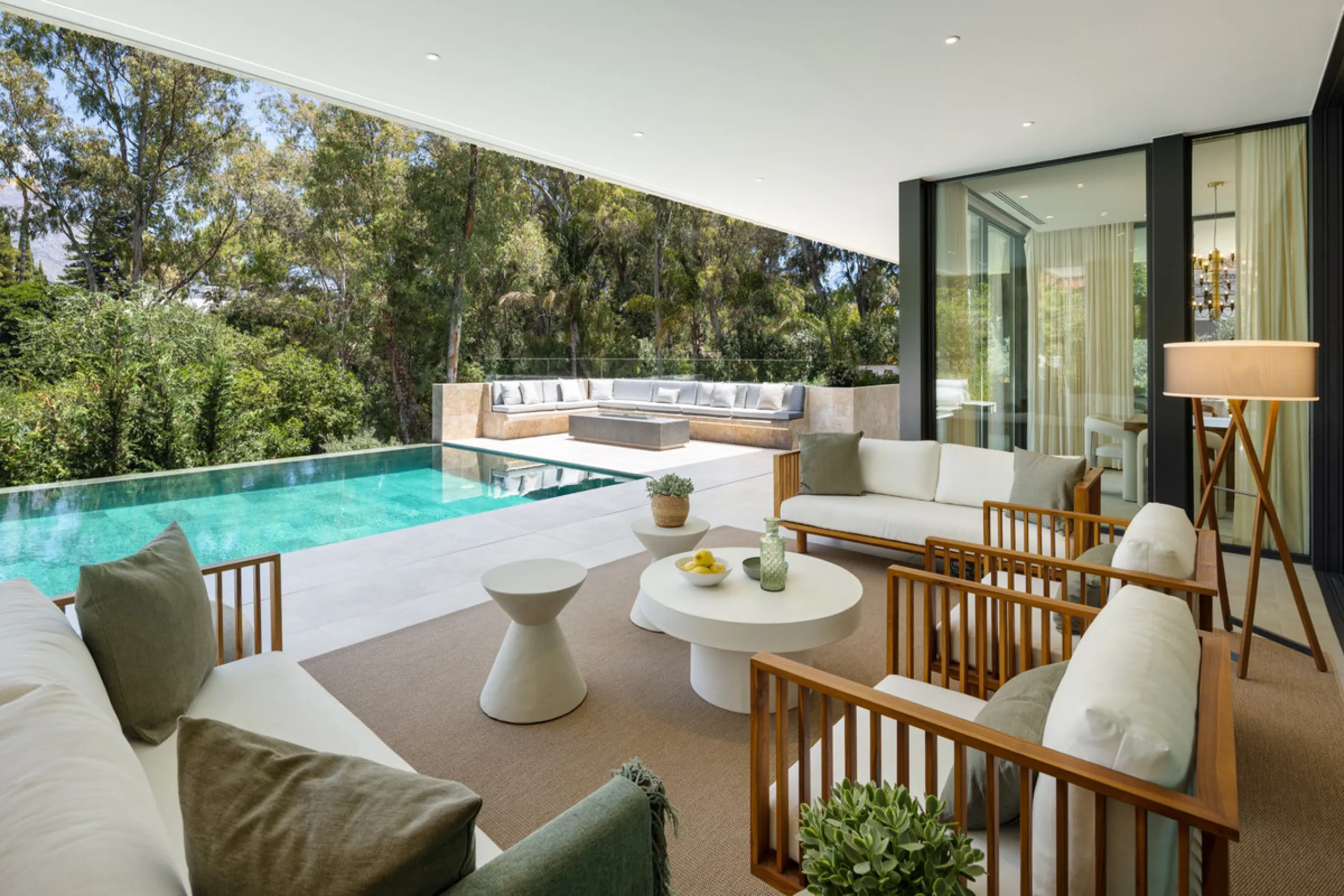 Nestled in the prestigious La Cerquilla community of Nueva Andalucía, this contemporary villa epitomizes luxury living. Masterfully crafted with organic materials, it seamlessly blends with its natural surroundings.
