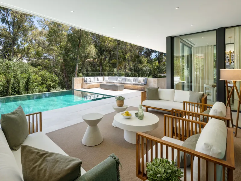 Nestled in the prestigious La Cerquilla community of Nueva Andalucía, this contemporary villa epitomizes luxury living. Masterfully crafted with organic materials, it seamlessly blends with its natural surroundings.