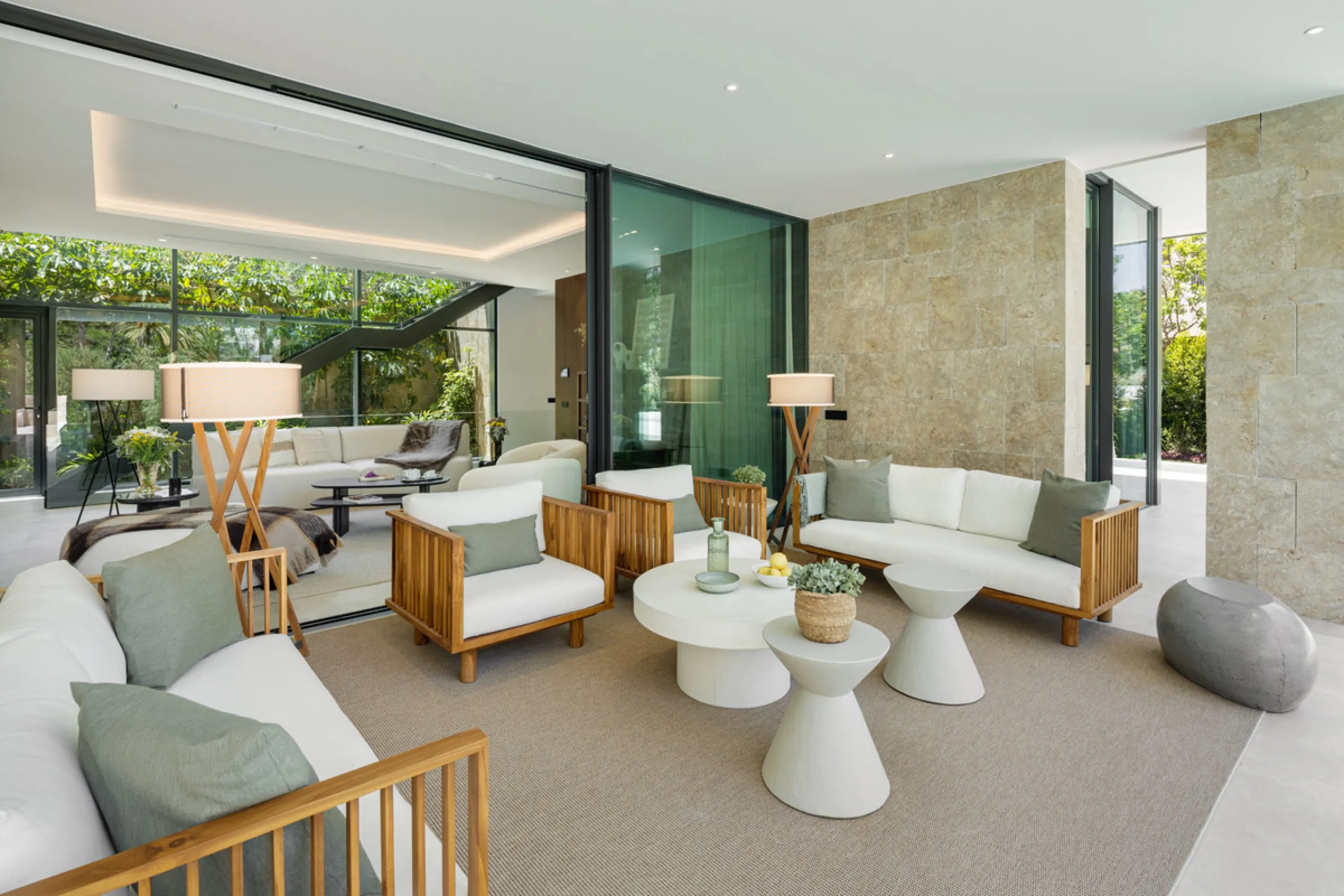 Nestled in the prestigious La Cerquilla community of Nueva Andalucía, this contemporary villa epitomizes luxury living. Masterfully crafted with organic materials, it seamlessly blends with its natural surroundings.
