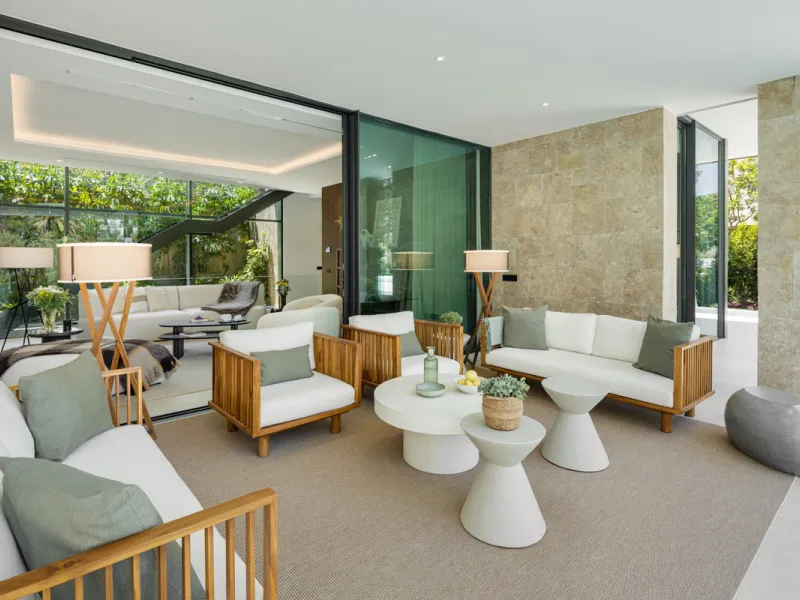 Nestled in the prestigious La Cerquilla community of Nueva Andalucía, this contemporary villa epitomizes luxury living. Masterfully crafted with organic materials, it seamlessly blends with its natural surroundings.