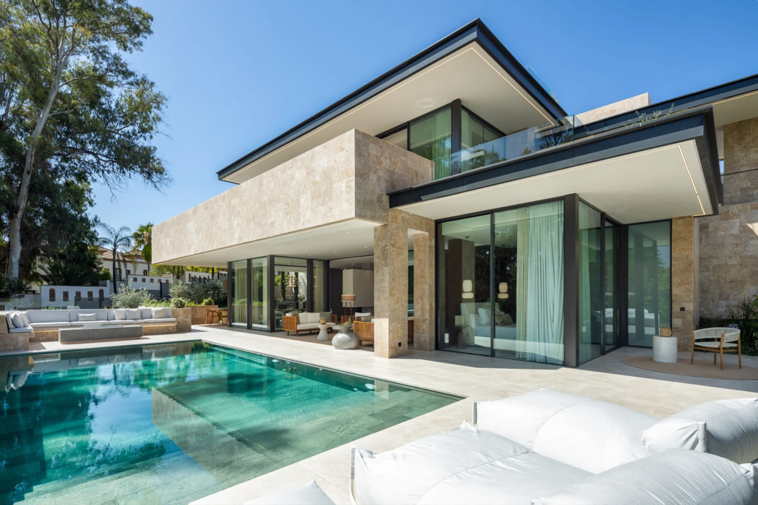 Nestled in the prestigious La Cerquilla community of Nueva Andalucía, this contemporary villa epitomizes luxury living. Masterfully crafted with organic materials, it seamlessly blends with its natural surroundings.