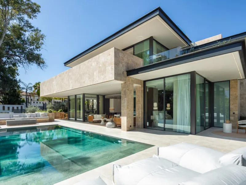 Nestled in the prestigious La Cerquilla community of Nueva Andalucía, this contemporary villa epitomizes luxury living. Masterfully crafted with organic materials, it seamlessly blends with its natural surroundings.