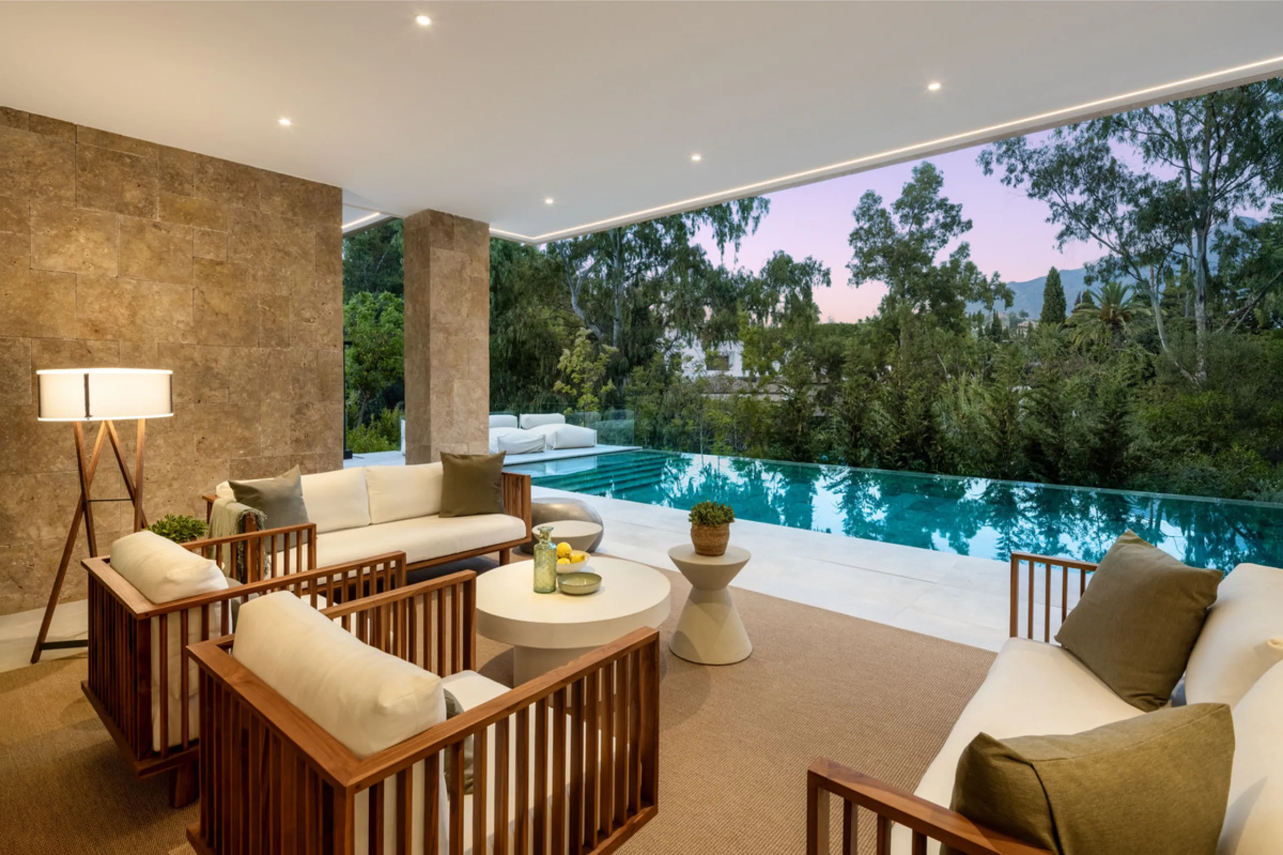 Nestled in the prestigious La Cerquilla community of Nueva Andalucía, this contemporary villa epitomizes luxury living. Masterfully crafted with organic materials, it seamlessly blends with its natural surroundings.
