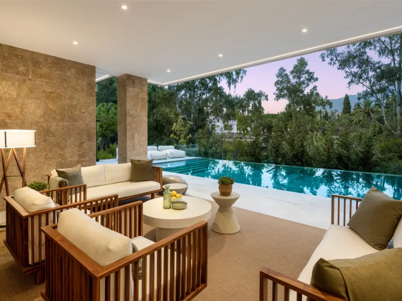 Nestled in the prestigious La Cerquilla community of Nueva Andalucía, this contemporary villa epitomizes luxury living. Masterfully crafted with organic materials, it seamlessly blends with its natural surroundings.