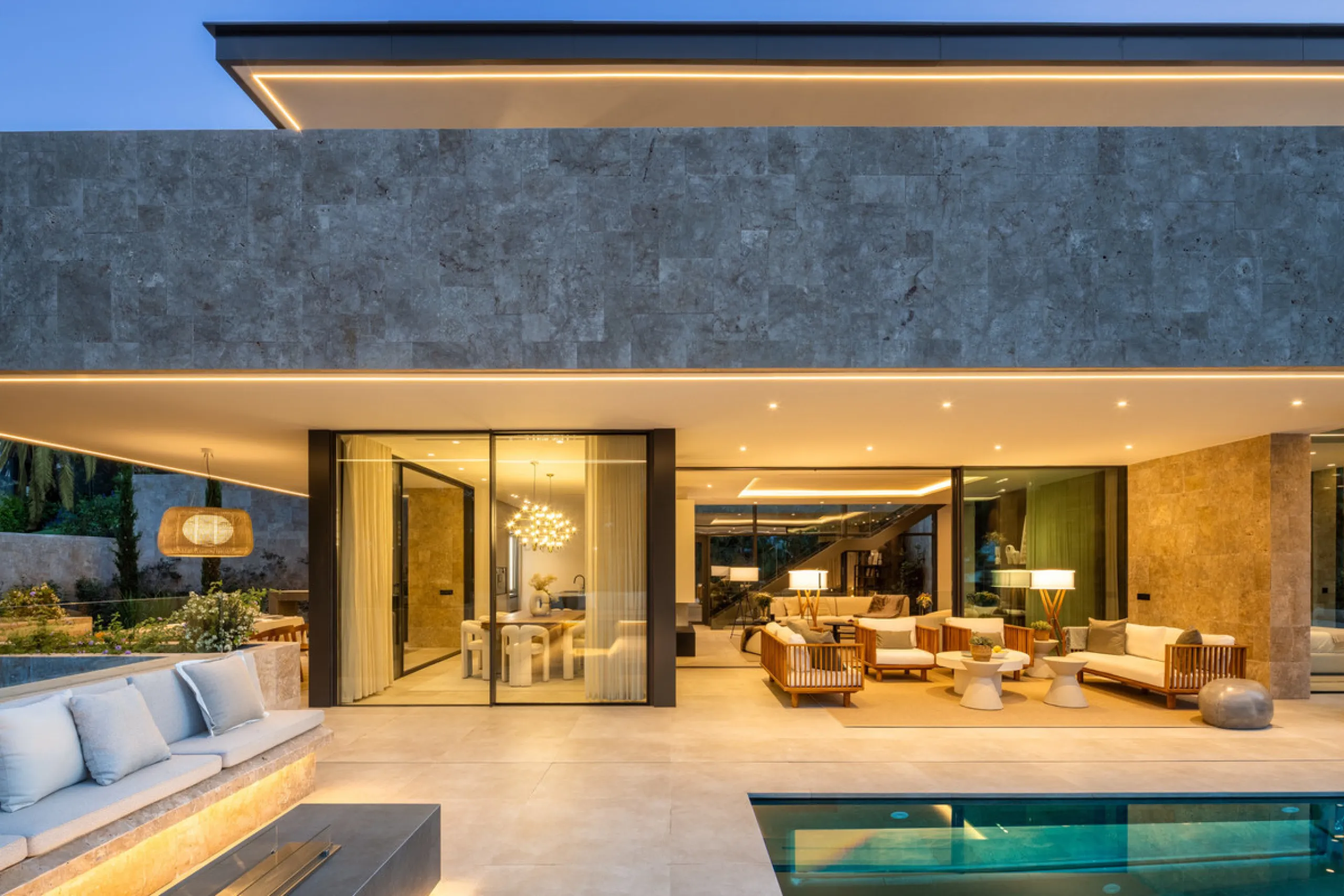 Nestled in the prestigious La Cerquilla community of Nueva Andalucía, this contemporary villa epitomizes luxury living. Masterfully crafted with organic materials, it seamlessly blends with its natural surroundings.