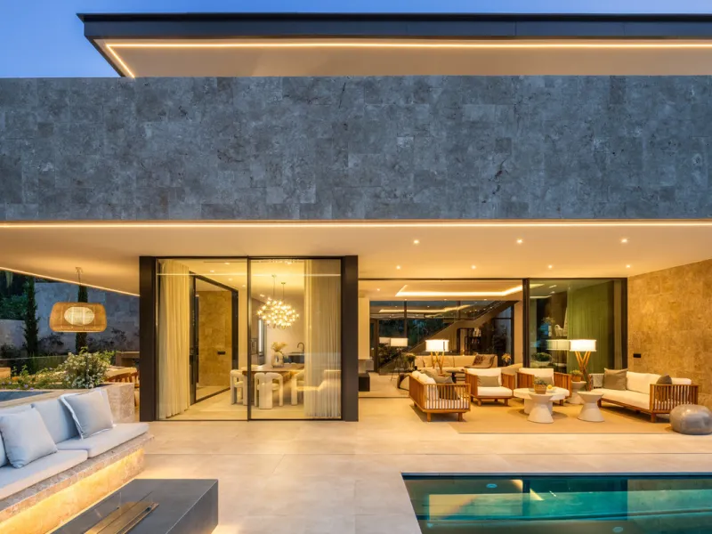 Nestled in the prestigious La Cerquilla community of Nueva Andalucía, this contemporary villa epitomizes luxury living. Masterfully crafted with organic materials, it seamlessly blends with its natural surroundings.