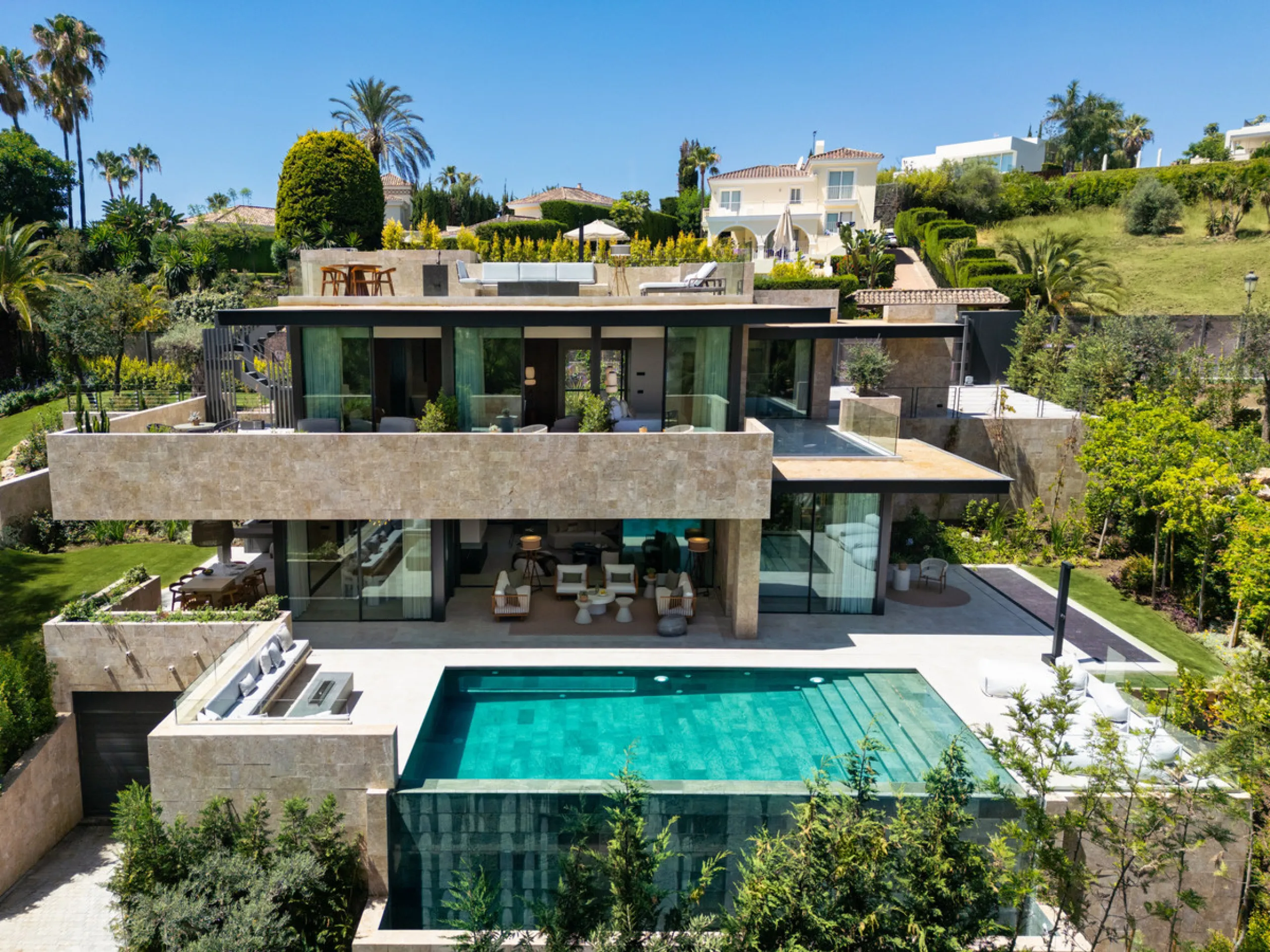 Nestled in the prestigious La Cerquilla community of Nueva Andalucía, this contemporary villa epitomizes luxury living. Masterfully crafted with organic materials, it seamlessly blends with its natural surroundings.