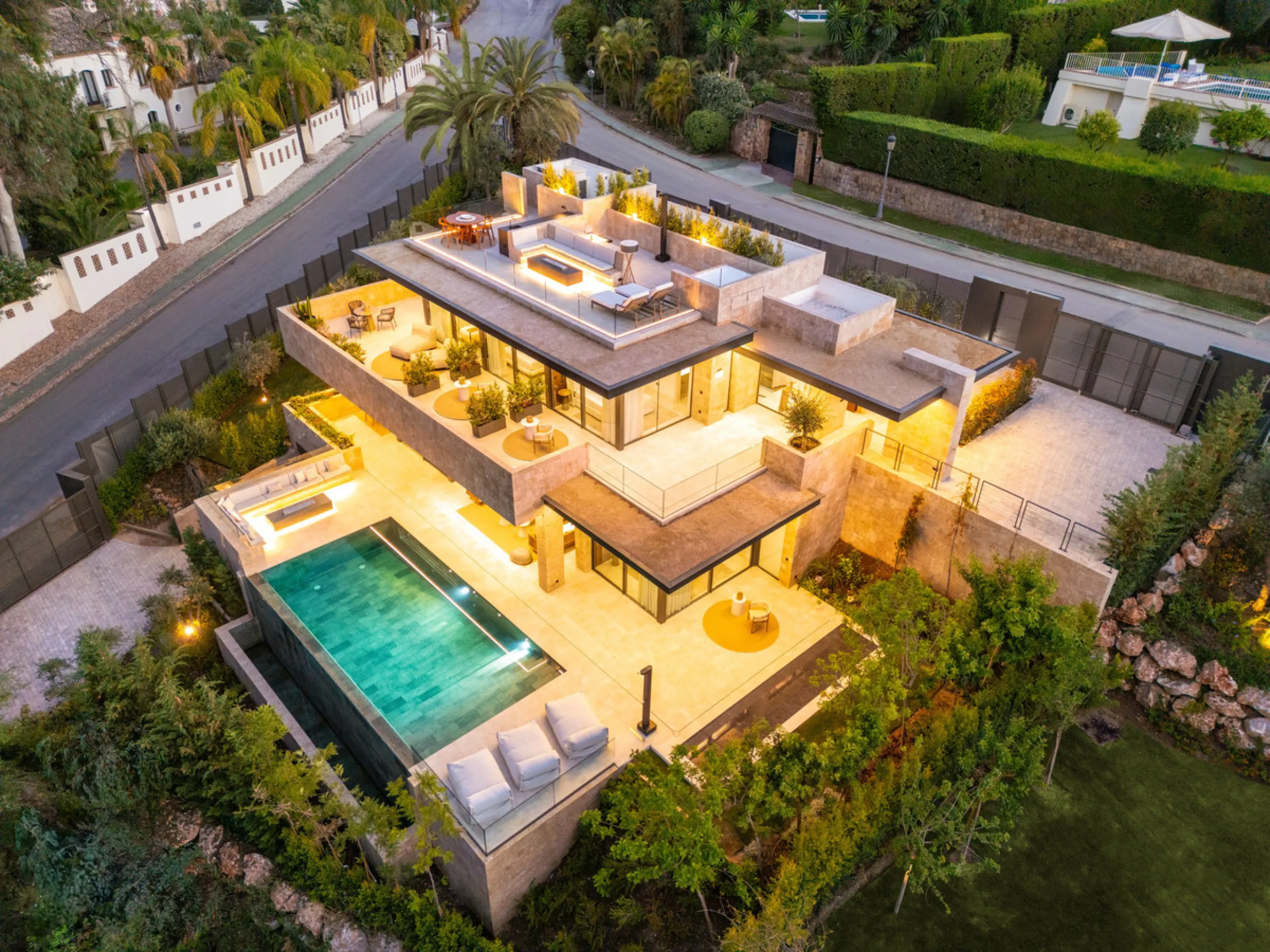 Nestled in the prestigious La Cerquilla community of Nueva Andalucía, this contemporary villa epitomizes luxury living. Masterfully crafted with organic materials, it seamlessly blends with its natural surroundings.