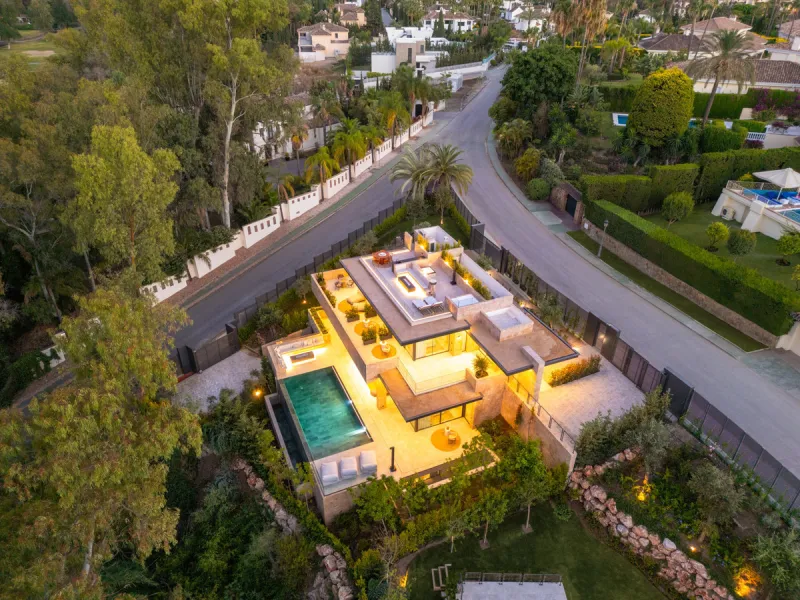 Nestled in the prestigious La Cerquilla community of Nueva Andalucía, this contemporary villa epitomizes luxury living. Masterfully crafted with organic materials, it seamlessly blends with its natural surroundings.