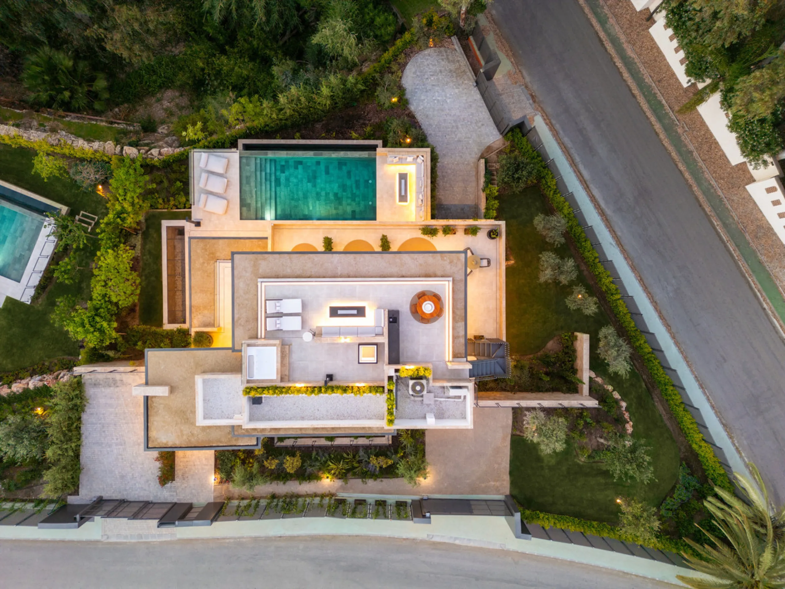 Nestled in the prestigious La Cerquilla community of Nueva Andalucía, this contemporary villa epitomizes luxury living. Masterfully crafted with organic materials, it seamlessly blends with its natural surroundings.