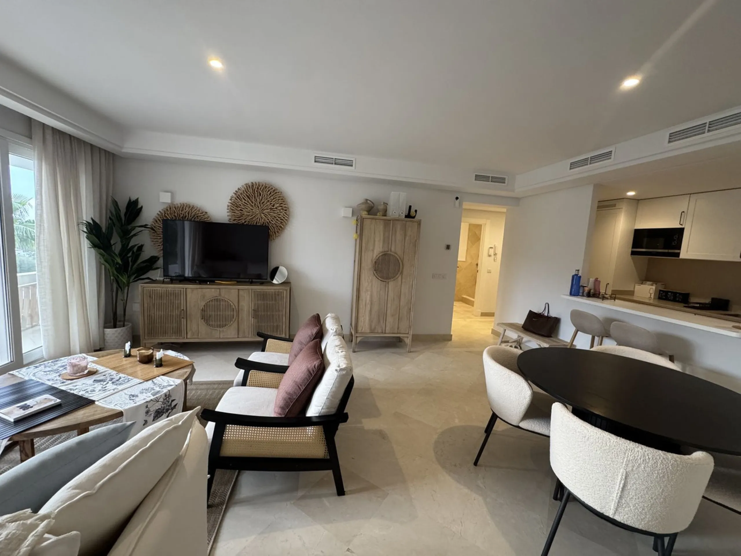 Beautiful, new, modern, fully furnished apartment with sea and mountain views for sale. Two spacious bedrooms, 2 bathrooms, sunny living room. All rooms have access to a spacious terrace (37m) facing south-east. A good parking space and storage room are i