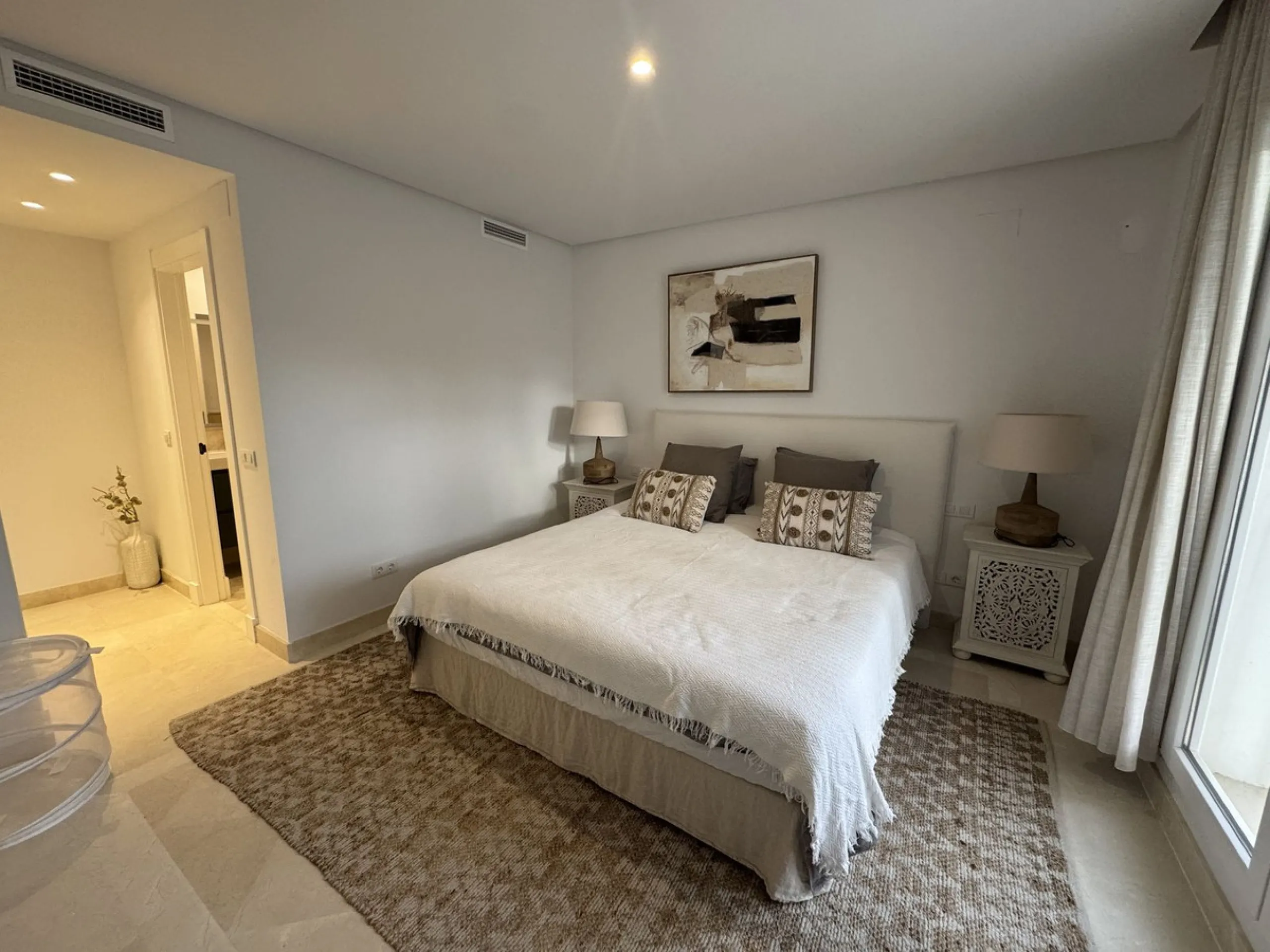 Beautiful, new, modern, fully furnished apartment with sea and mountain views for sale. Two spacious bedrooms, 2 bathrooms, sunny living room. All rooms have access to a spacious terrace (37m) facing south-east. A good parking space and storage room are i