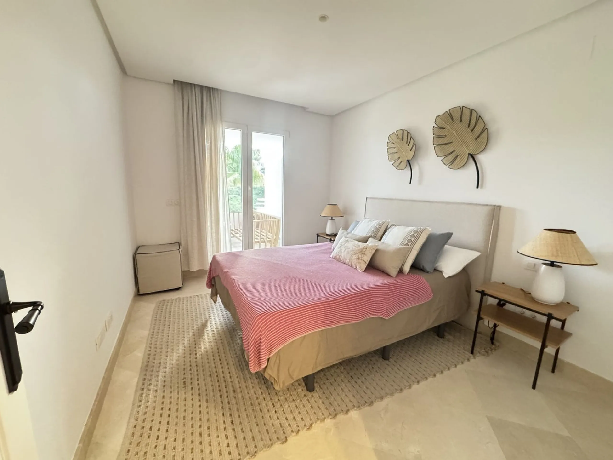 Beautiful, new, modern, fully furnished apartment with sea and mountain views for sale. Two spacious bedrooms, 2 bathrooms, sunny living room. All rooms have access to a spacious terrace (37m) facing south-east. A good parking space and storage room are i