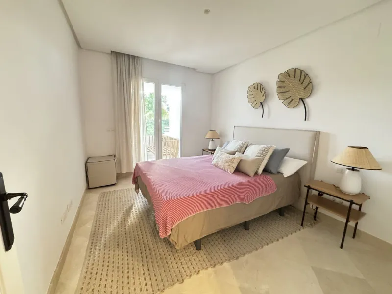 Beautiful, new, modern, fully furnished apartment with sea and mountain views for sale. Two spacious bedrooms, 2 bathrooms, sunny living room. All rooms have access to a spacious terrace (37m) facing south-east. A good parking space and storage room are i