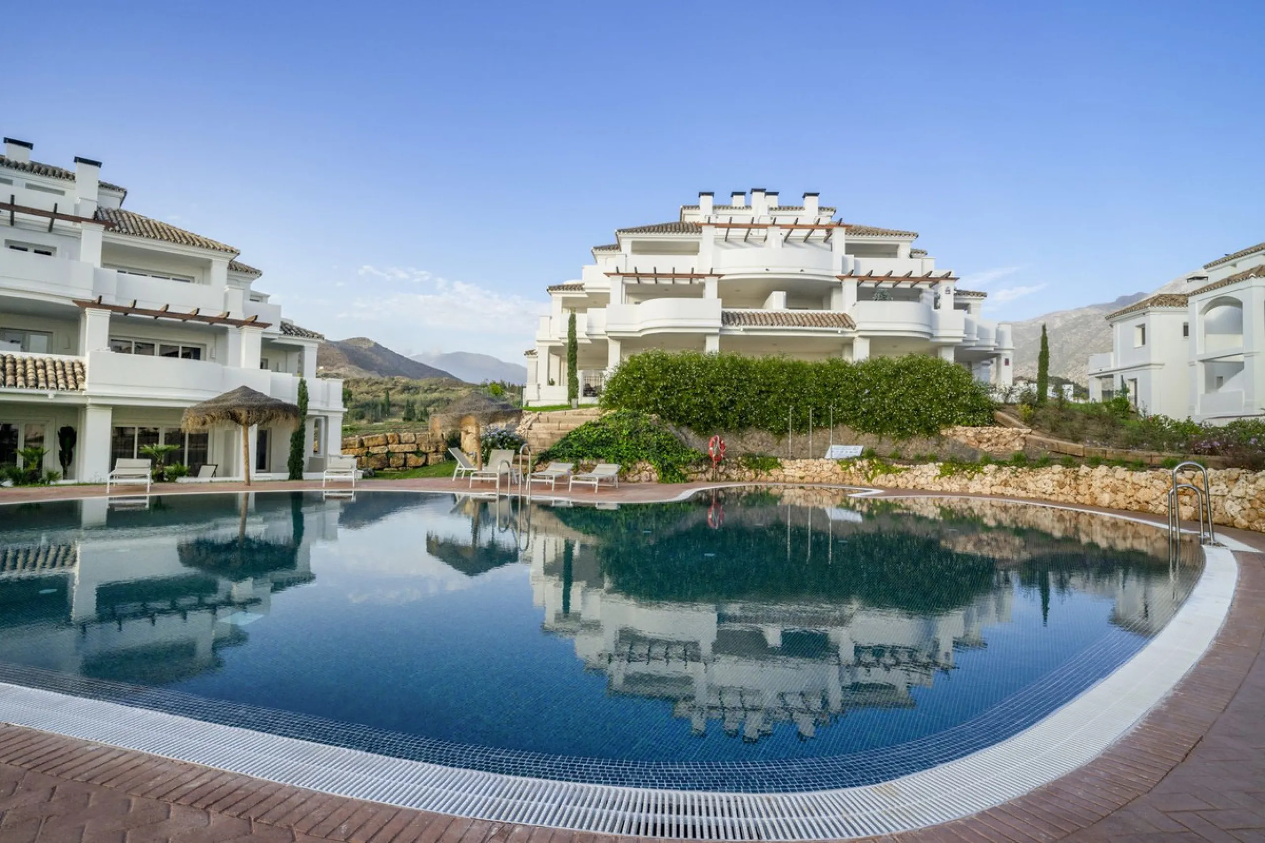 Beautiful, new, modern, fully furnished apartment with sea and mountain views for sale. Two spacious bedrooms, 2 bathrooms, sunny living room. All rooms have access to a spacious terrace (37m) facing south-east. A good parking space and storage room are i