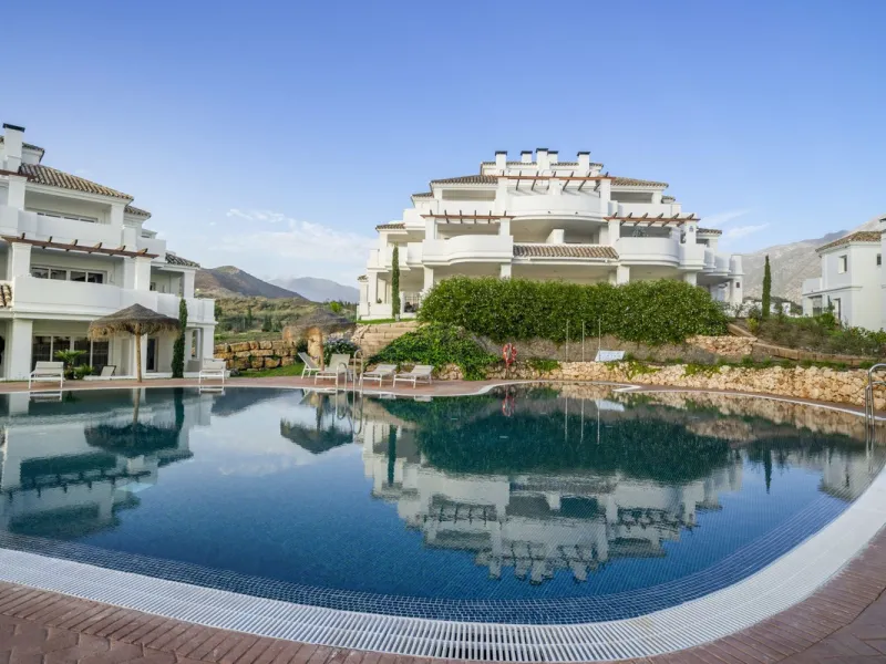 Beautiful, new, modern, fully furnished apartment with sea and mountain views for sale. Two spacious bedrooms, 2 bathrooms, sunny living room. All rooms have access to a spacious terrace (37m) facing south-east. A good parking space and storage room are i