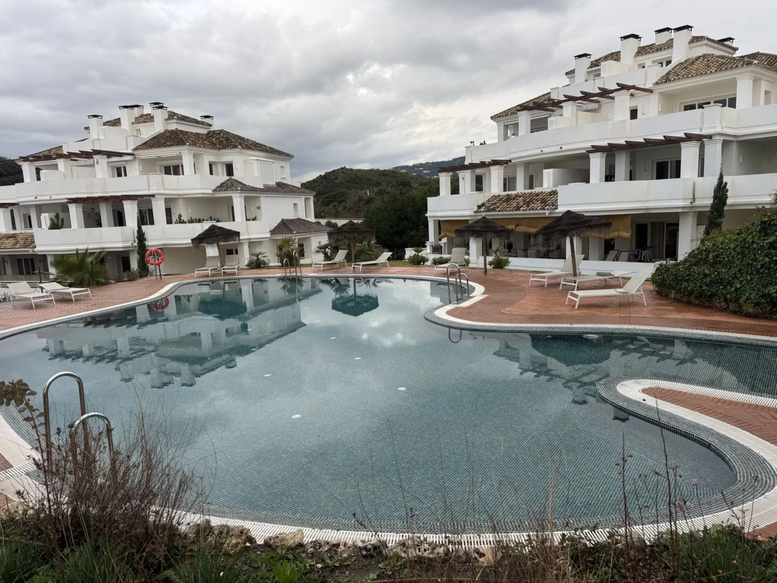 Beautiful, new, modern, fully furnished apartment with sea and mountain views for sale. Two spacious bedrooms, 2 bathrooms, sunny living room. All rooms have access to a spacious terrace (37m) facing south-east. A good parking space and storage room are i