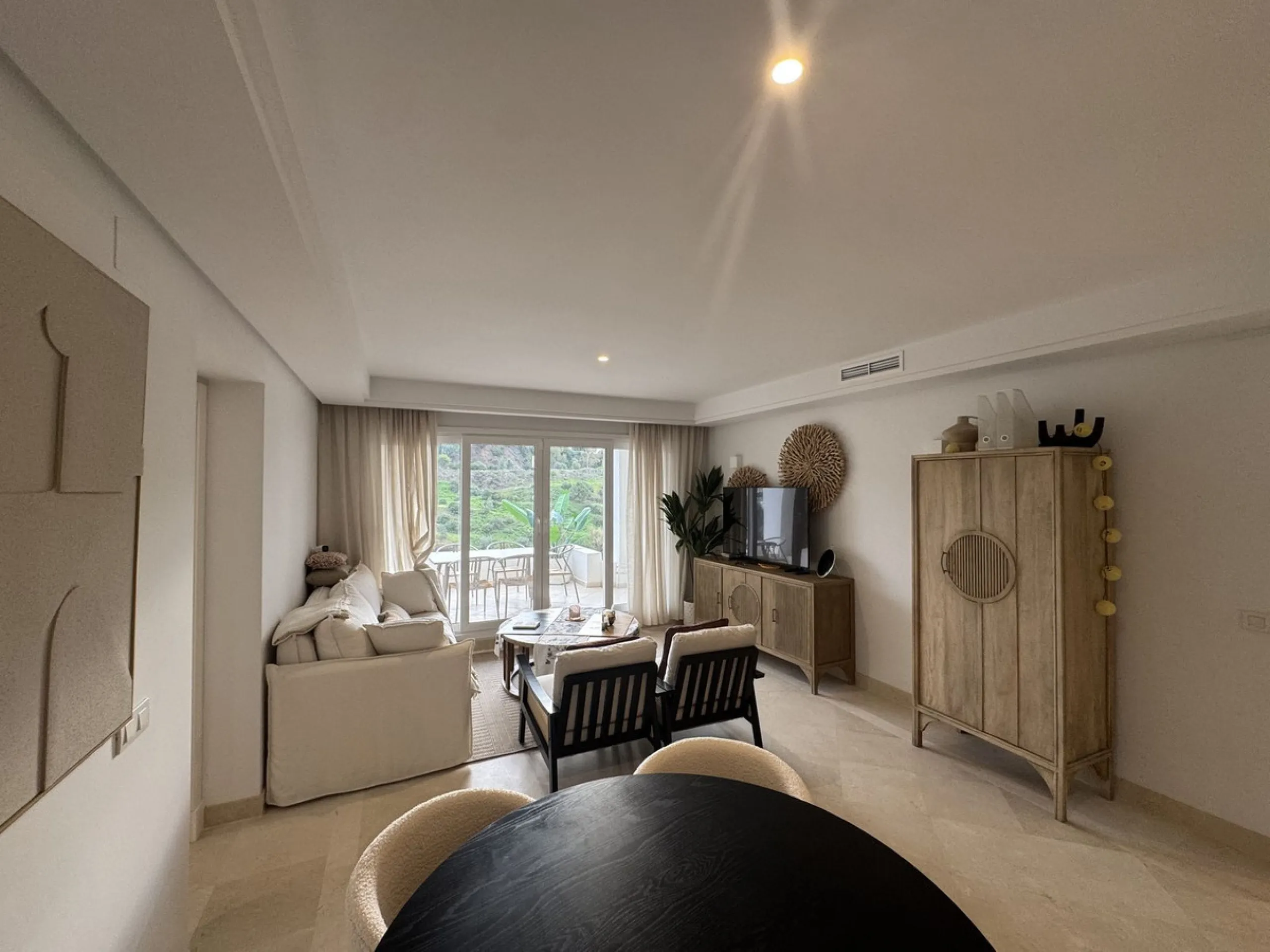 Beautiful, new, modern, fully furnished apartment with sea and mountain views for sale. Two spacious bedrooms, 2 bathrooms, sunny living room. All rooms have access to a spacious terrace (37m) facing south-east. A good parking space and storage room are i