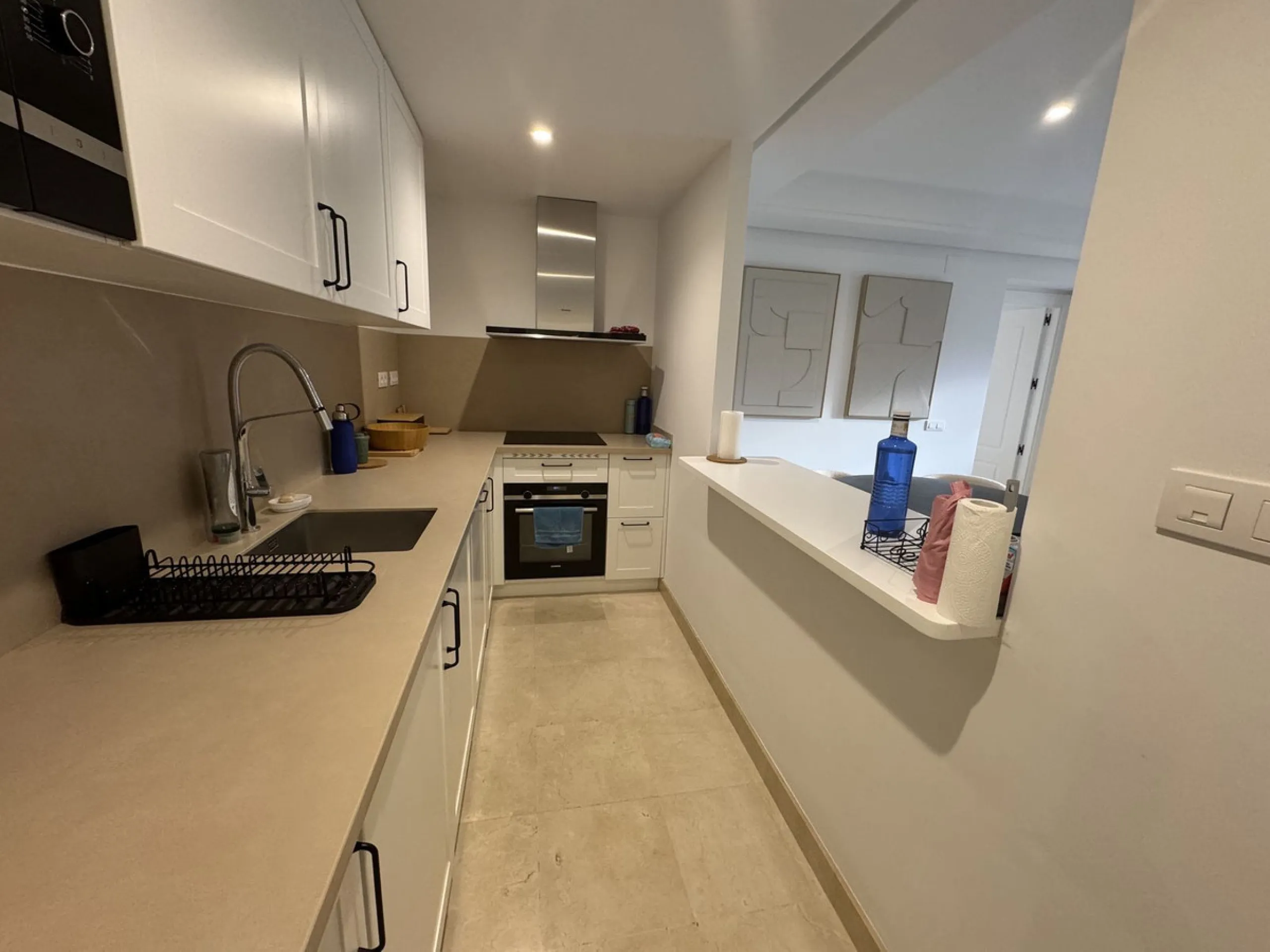 Beautiful, new, modern, fully furnished apartment with sea and mountain views for sale. Two spacious bedrooms, 2 bathrooms, sunny living room. All rooms have access to a spacious terrace (37m) facing south-east. A good parking space and storage room are i