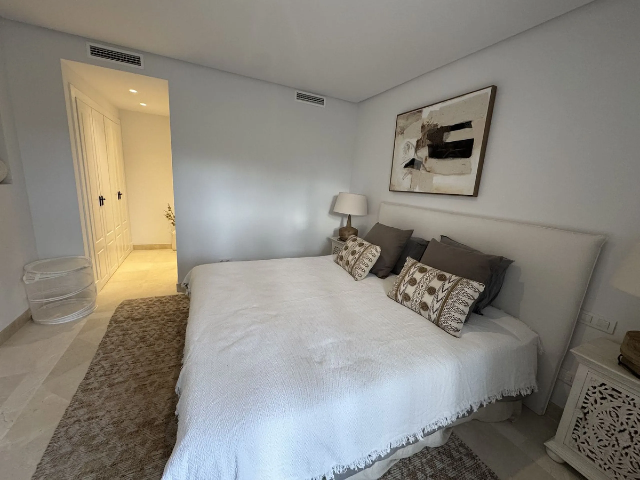 Beautiful, new, modern, fully furnished apartment with sea and mountain views for sale. Two spacious bedrooms, 2 bathrooms, sunny living room. All rooms have access to a spacious terrace (37m) facing south-east. A good parking space and storage room are i