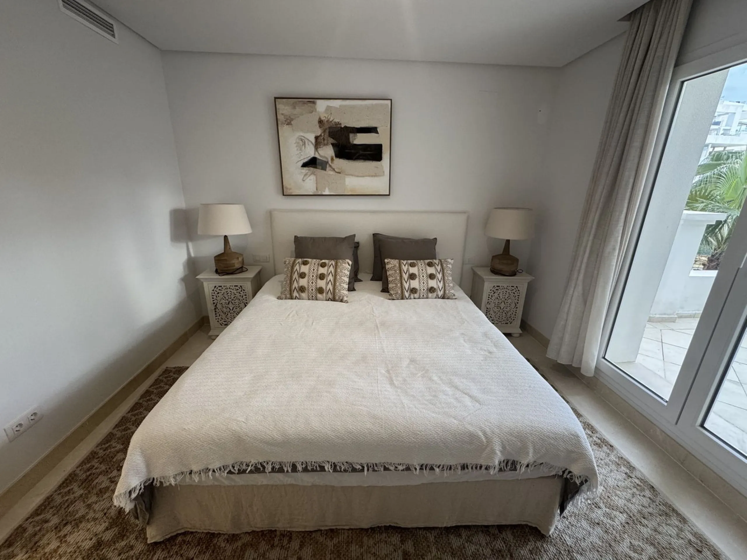 Beautiful, new, modern, fully furnished apartment with sea and mountain views for sale. Two spacious bedrooms, 2 bathrooms, sunny living room. All rooms have access to a spacious terrace (37m) facing south-east. A good parking space and storage room are i