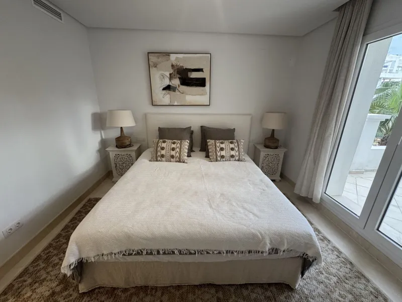Beautiful, new, modern, fully furnished apartment with sea and mountain views for sale. Two spacious bedrooms, 2 bathrooms, sunny living room. All rooms have access to a spacious terrace (37m) facing south-east. A good parking space and storage room are i