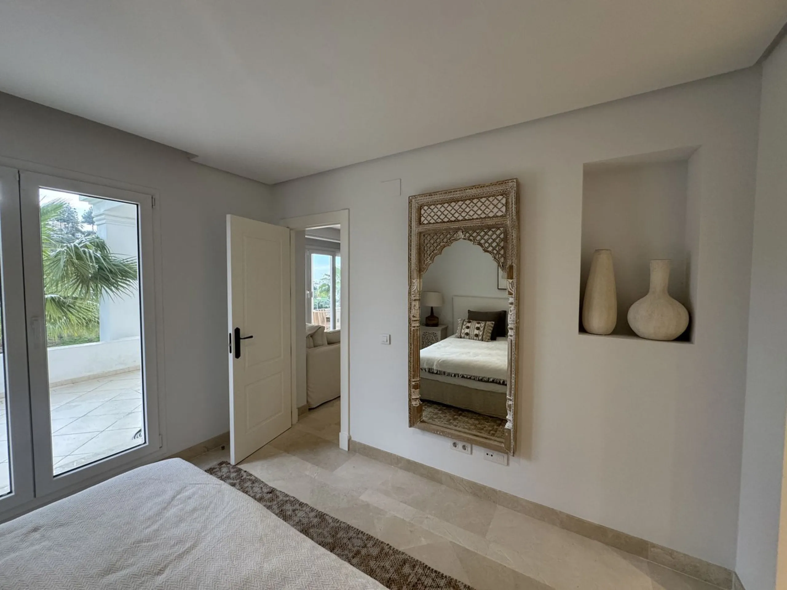 Beautiful, new, modern, fully furnished apartment with sea and mountain views for sale. Two spacious bedrooms, 2 bathrooms, sunny living room. All rooms have access to a spacious terrace (37m) facing south-east. A good parking space and storage room are i