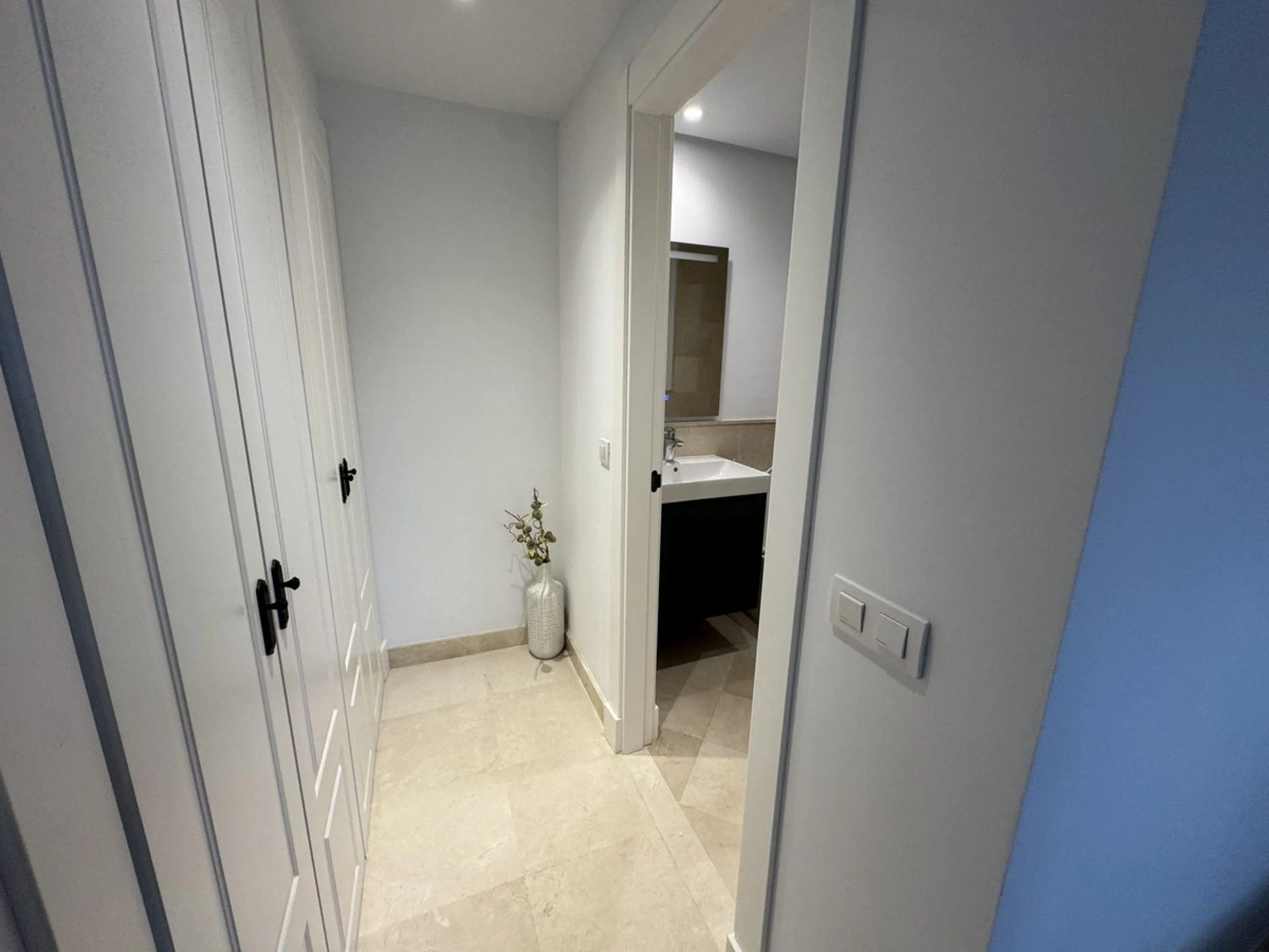 Beautiful, new, modern, fully furnished apartment with sea and mountain views for sale. Two spacious bedrooms, 2 bathrooms, sunny living room. All rooms have access to a spacious terrace (37m) facing south-east. A good parking space and storage room are i