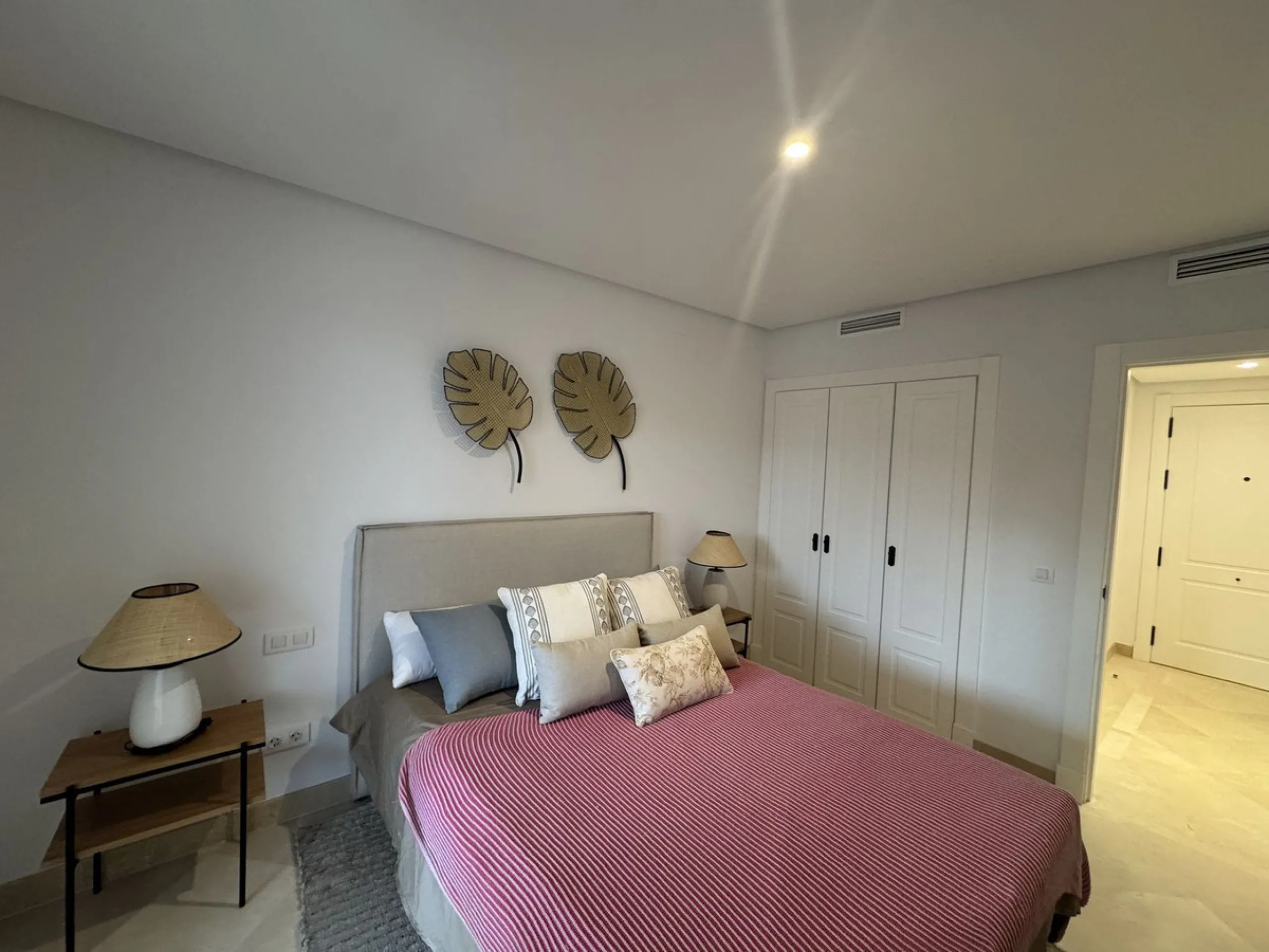 Beautiful, new, modern, fully furnished apartment with sea and mountain views for sale. Two spacious bedrooms, 2 bathrooms, sunny living room. All rooms have access to a spacious terrace (37m) facing south-east. A good parking space and storage room are i