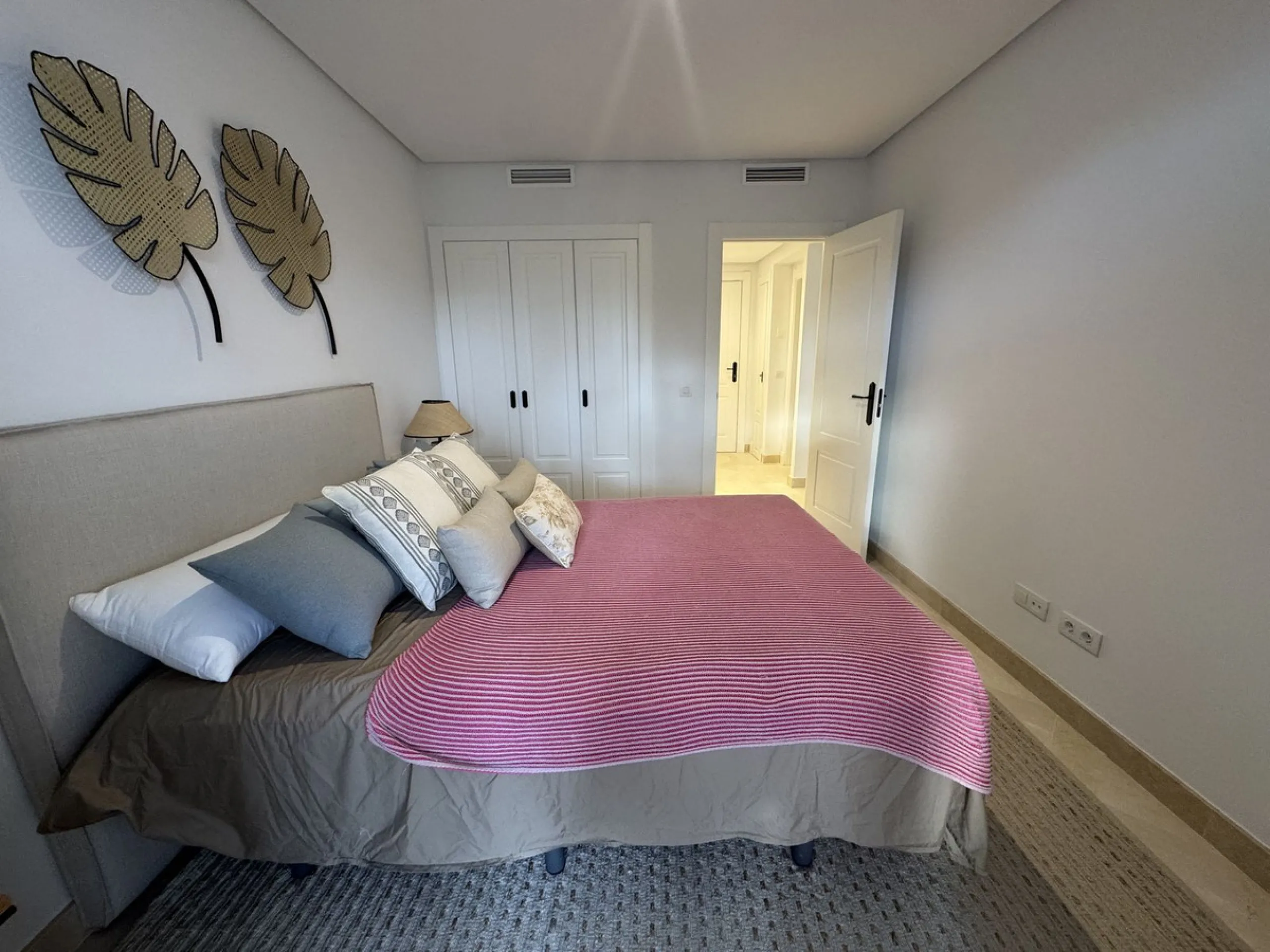 Beautiful, new, modern, fully furnished apartment with sea and mountain views for sale. Two spacious bedrooms, 2 bathrooms, sunny living room. All rooms have access to a spacious terrace (37m) facing south-east. A good parking space and storage room are i