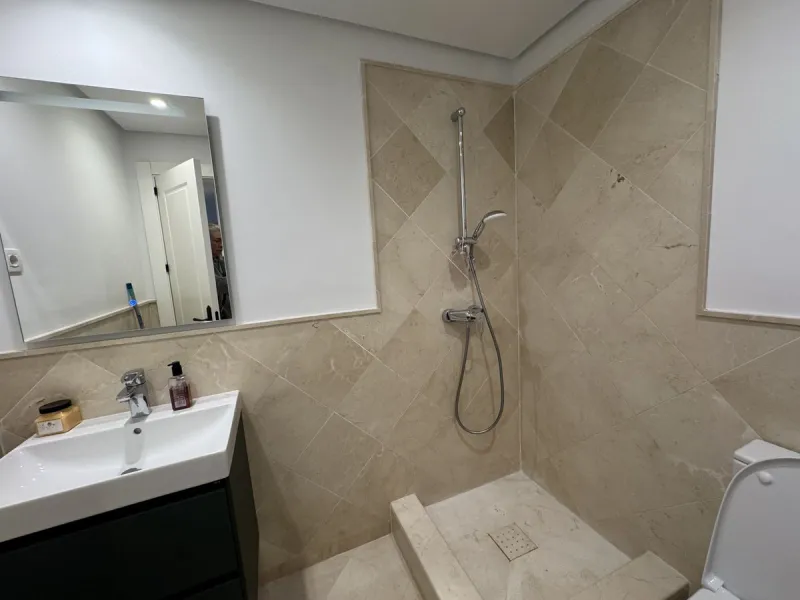 Beautiful, new, modern, fully furnished apartment with sea and mountain views for sale. Two spacious bedrooms, 2 bathrooms, sunny living room. All rooms have access to a spacious terrace (37m) facing south-east. A good parking space and storage room are i