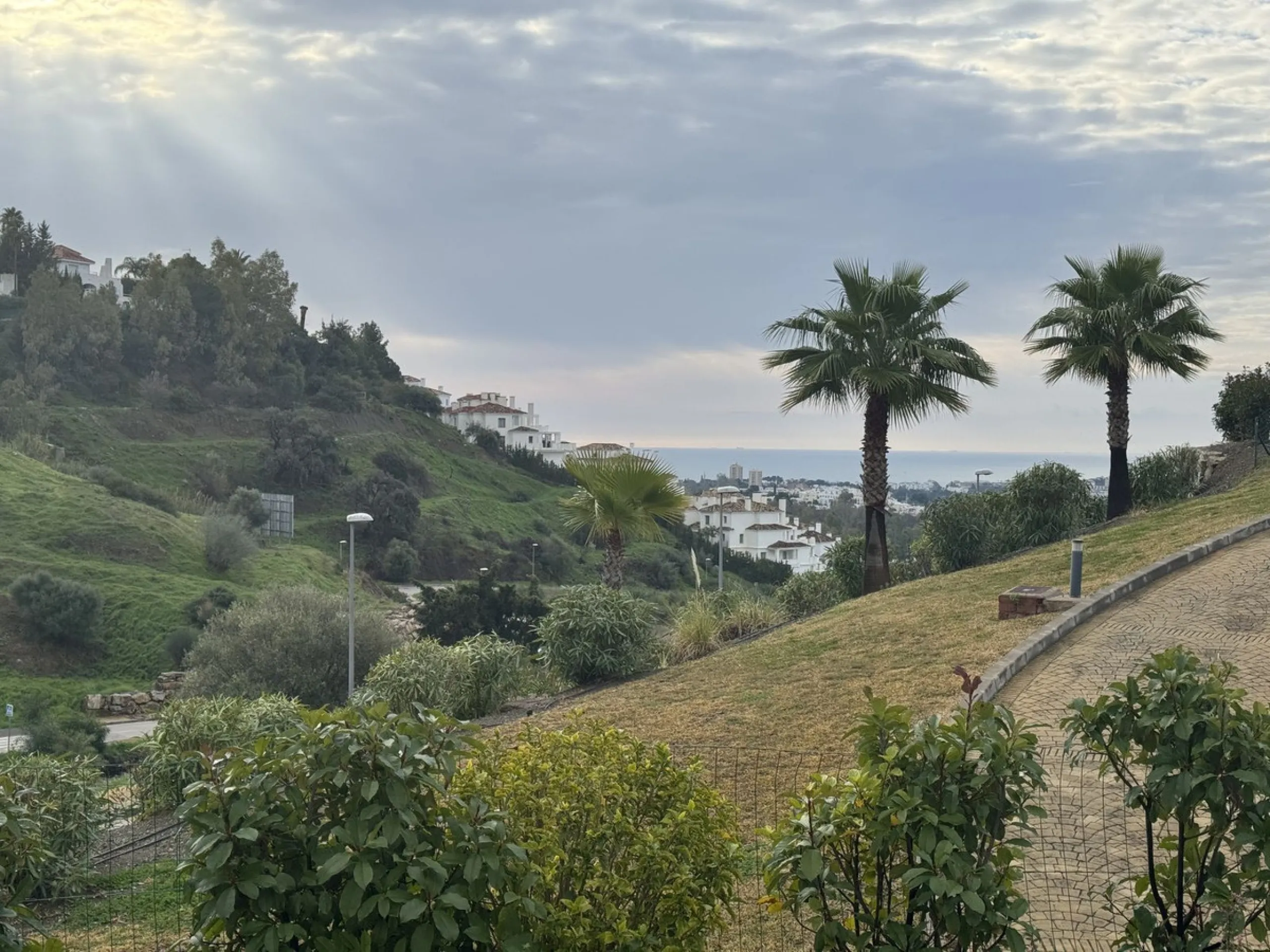 Beautiful, new, modern, fully furnished apartment with sea and mountain views for sale. Two spacious bedrooms, 2 bathrooms, sunny living room. All rooms have access to a spacious terrace (37m) facing south-east. A good parking space and storage room are i