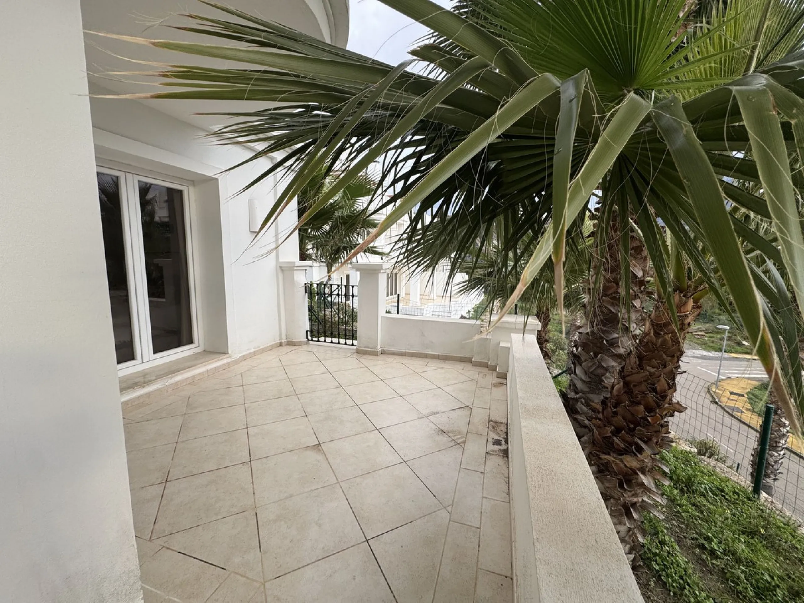 Beautiful, new, modern, fully furnished apartment with sea and mountain views for sale. Two spacious bedrooms, 2 bathrooms, sunny living room. All rooms have access to a spacious terrace (37m) facing south-east. A good parking space and storage room are i