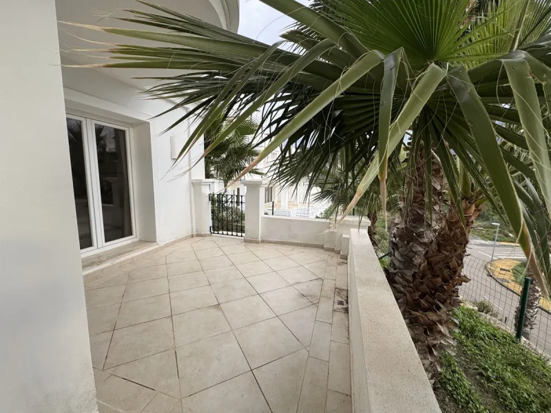 Beautiful, new, modern, fully furnished apartment with sea and mountain views for sale. Two spacious bedrooms, 2 bathrooms, sunny living room. All rooms have access to a spacious terrace (37m) facing south-east. A good parking space and storage room are i