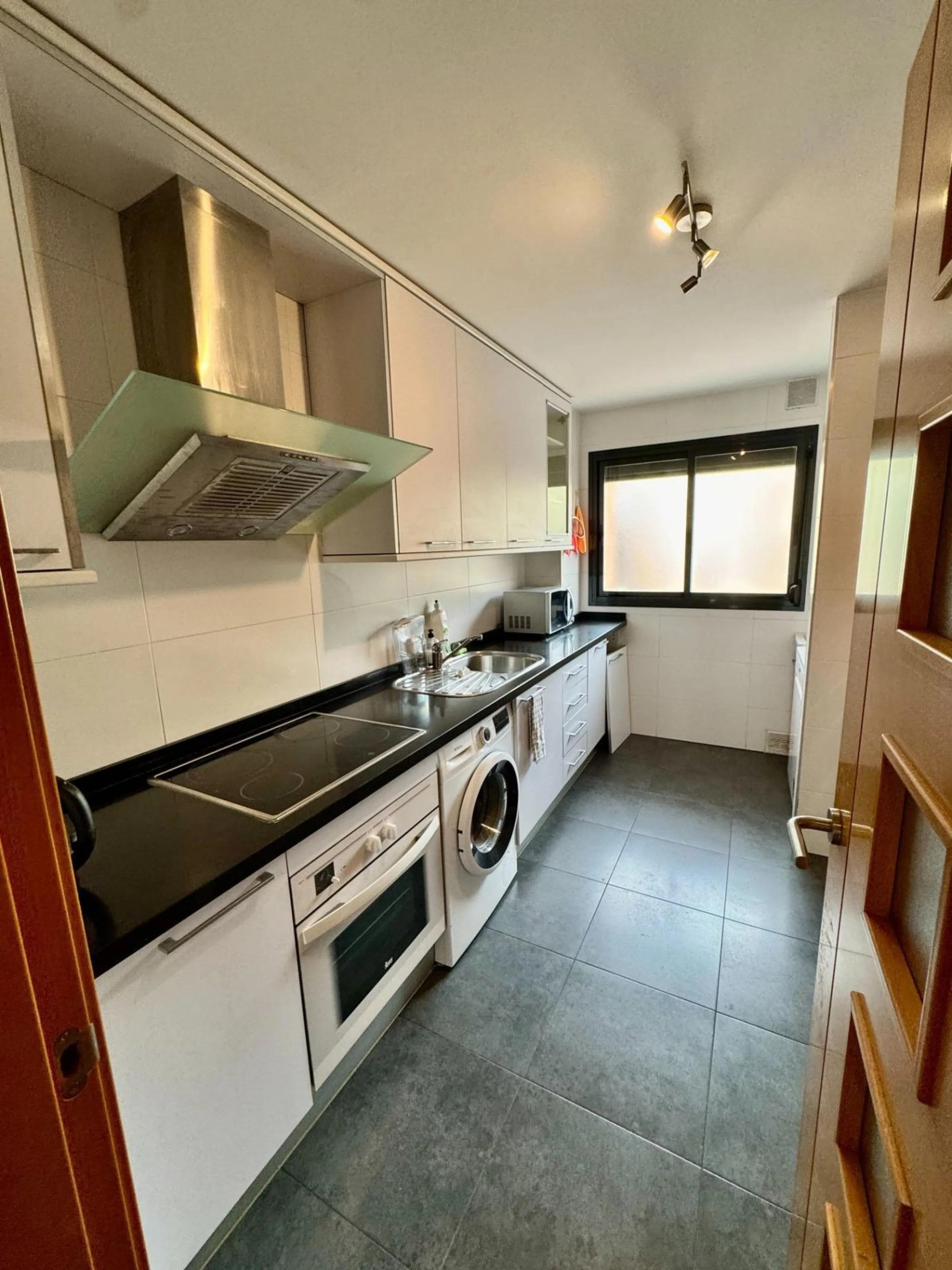 Fantastic apartment for sale in the center of Torremolinos, located in a modern building from 2009, ready to move into.