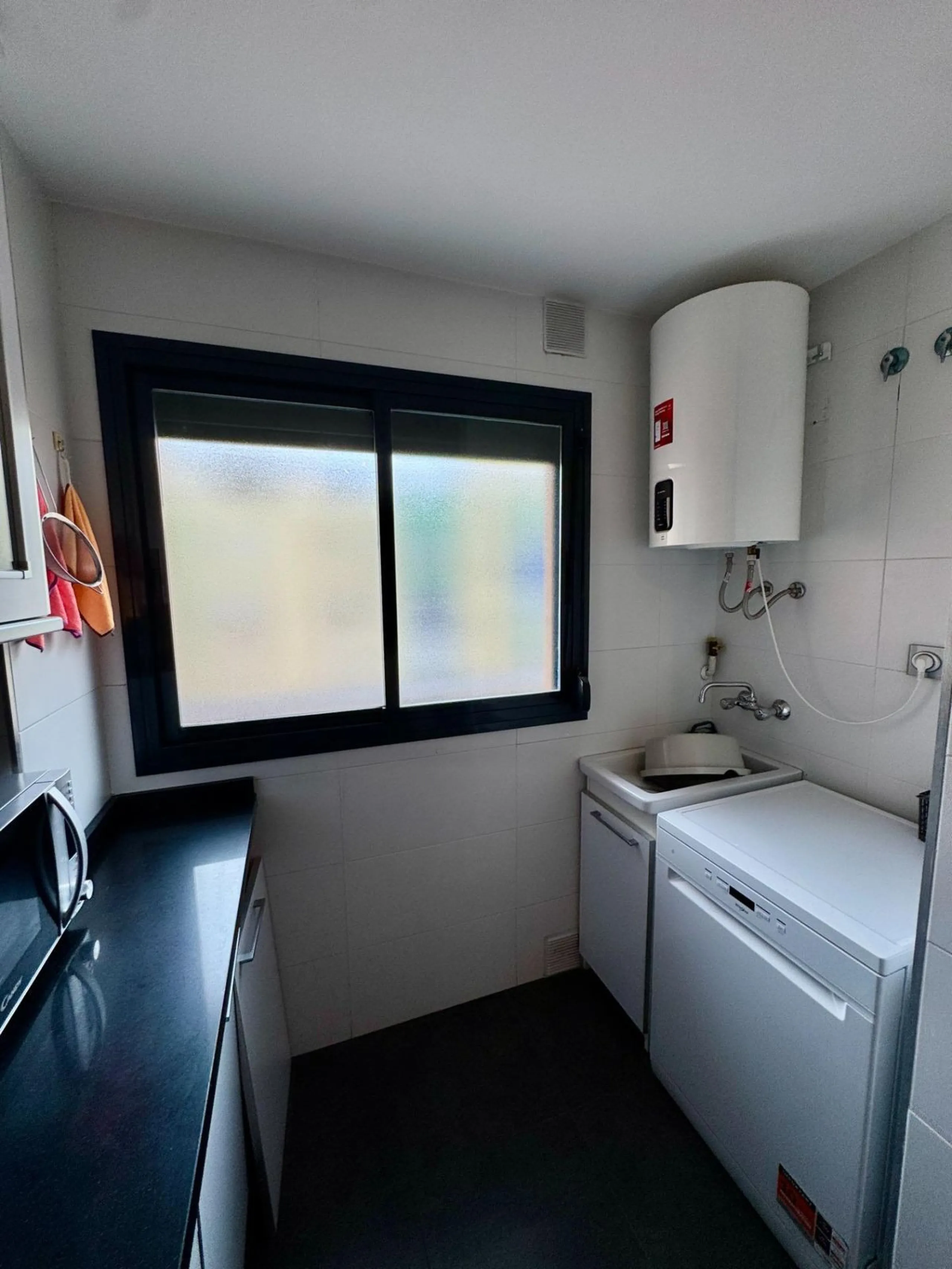 Fantastic apartment for sale in the center of Torremolinos, located in a modern building from 2009, ready to move into.