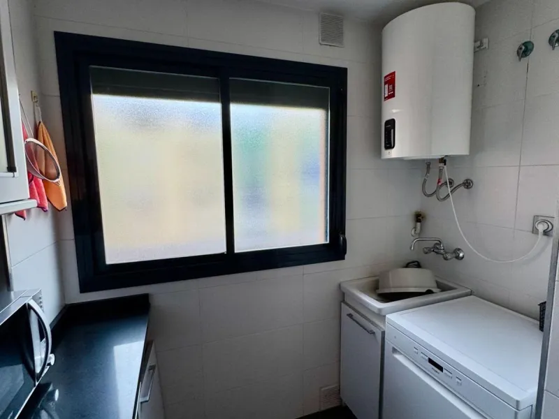 Fantastic apartment for sale in the center of Torremolinos, located in a modern building from 2009, ready to move into.