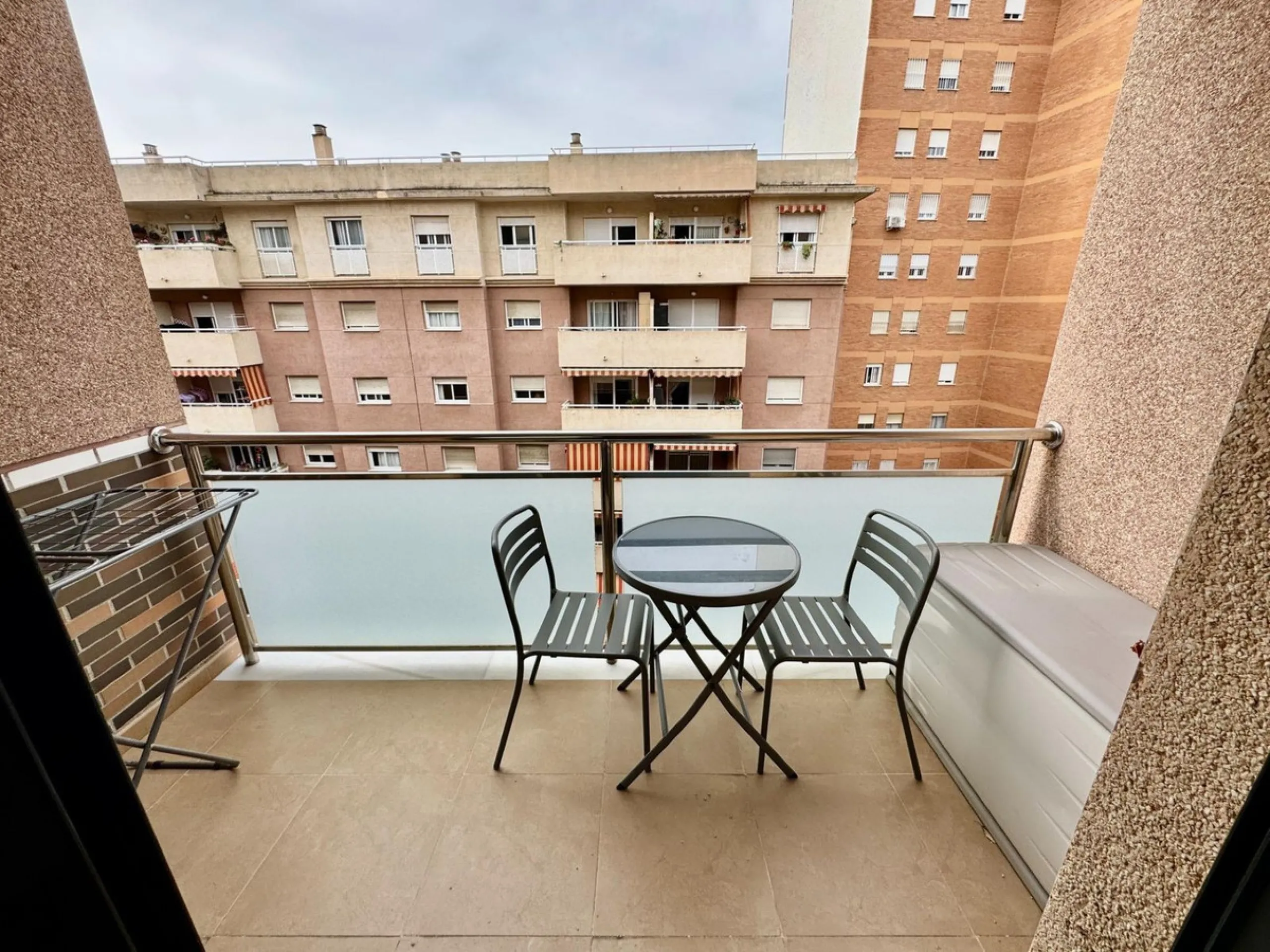 Fantastic apartment for sale in the center of Torremolinos, located in a modern building from 2009, ready to move into.