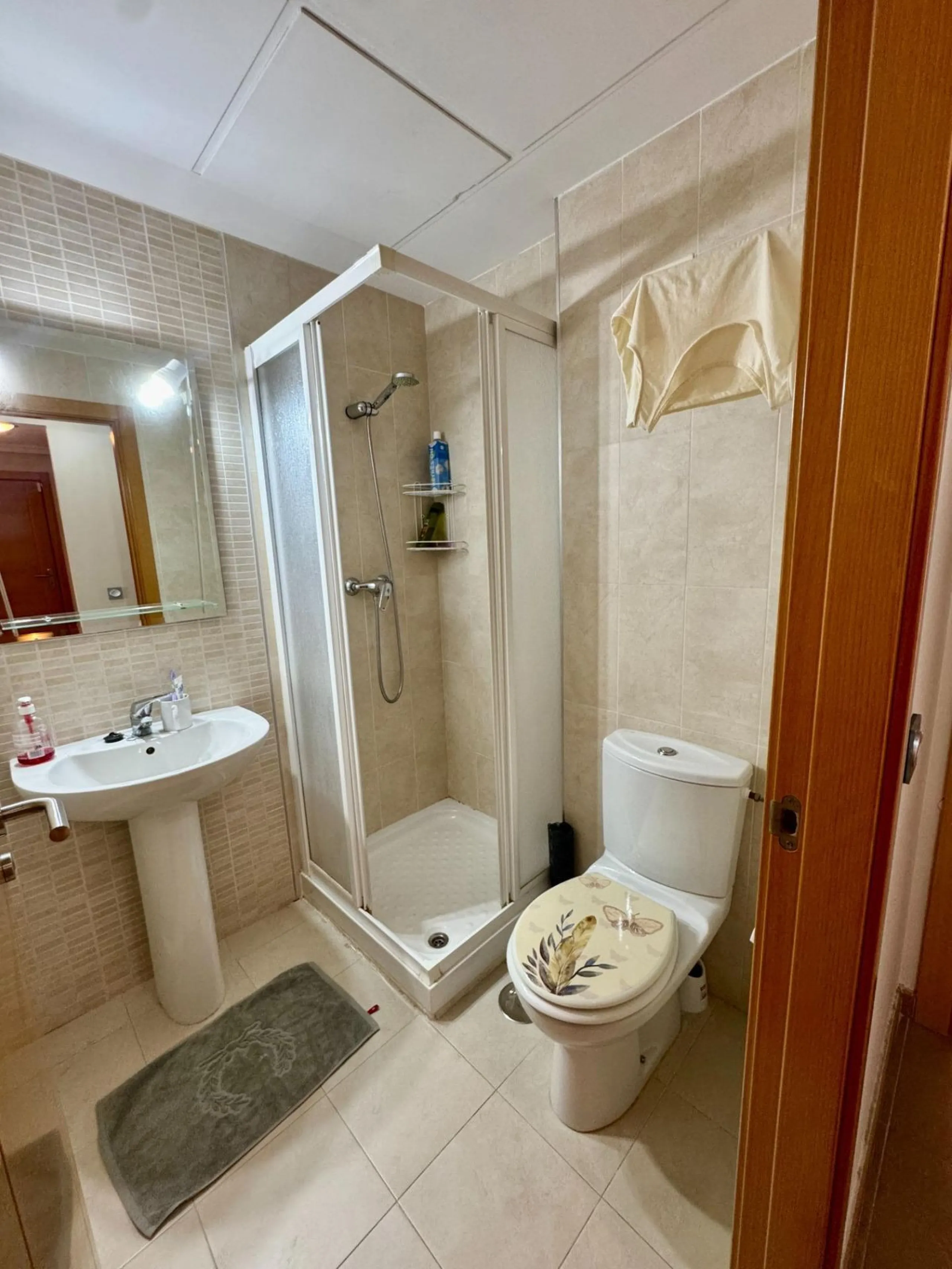 Fantastic apartment for sale in the center of Torremolinos, located in a modern building from 2009, ready to move into.