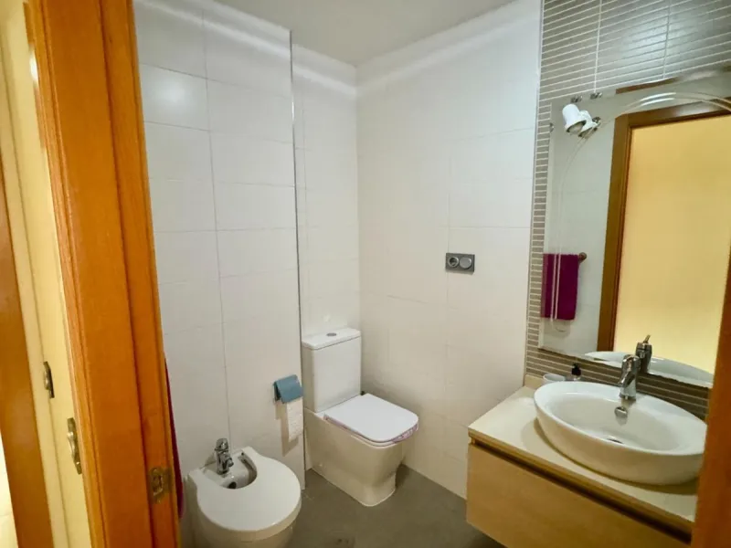 Fantastic apartment for sale in the center of Torremolinos, located in a modern building from 2009, ready to move into.