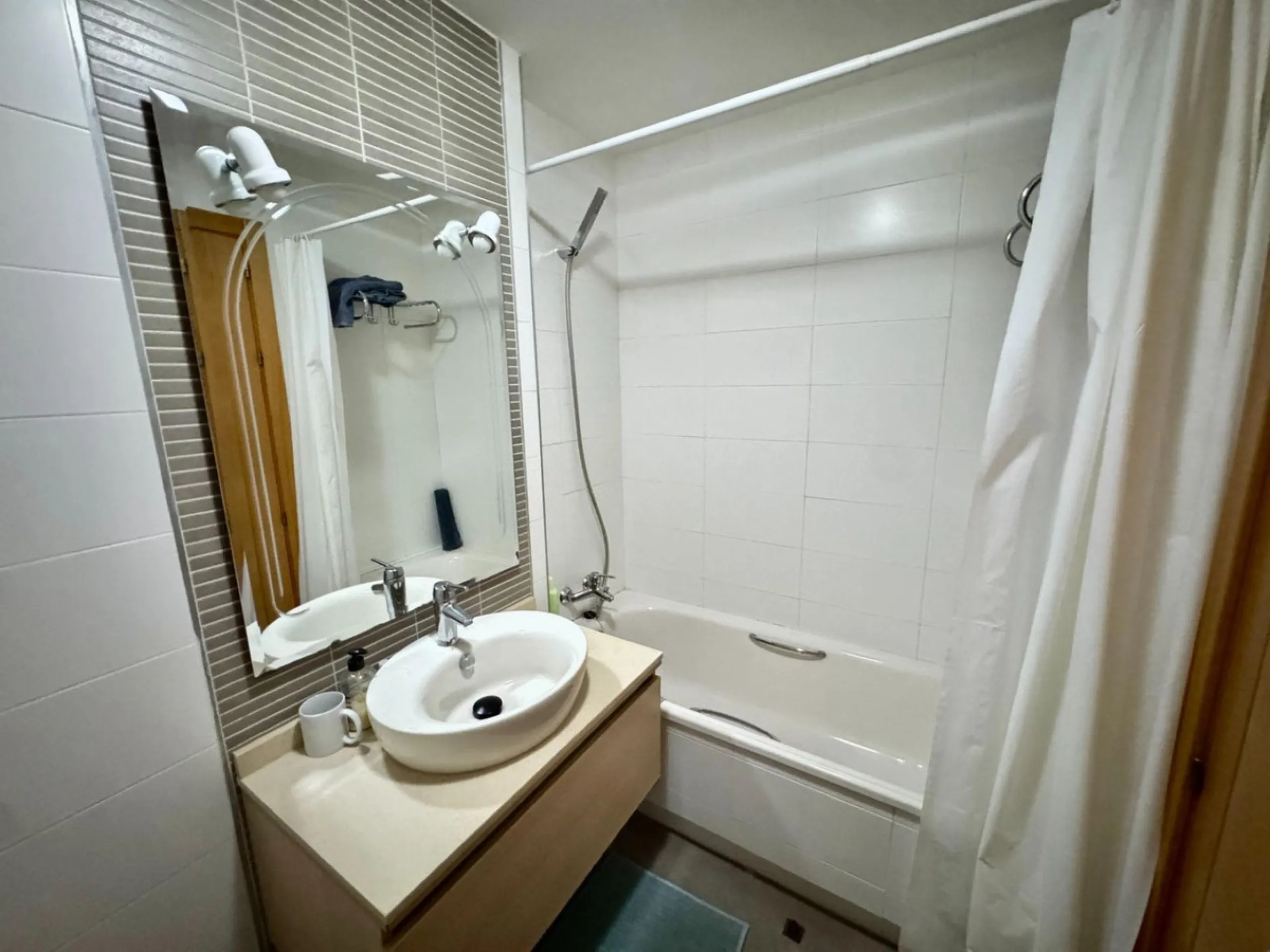Fantastic apartment for sale in the center of Torremolinos, located in a modern building from 2009, ready to move into.