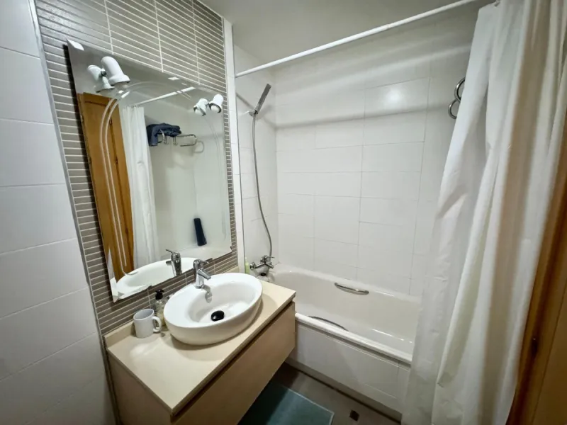 Fantastic apartment for sale in the center of Torremolinos, located in a modern building from 2009, ready to move into.