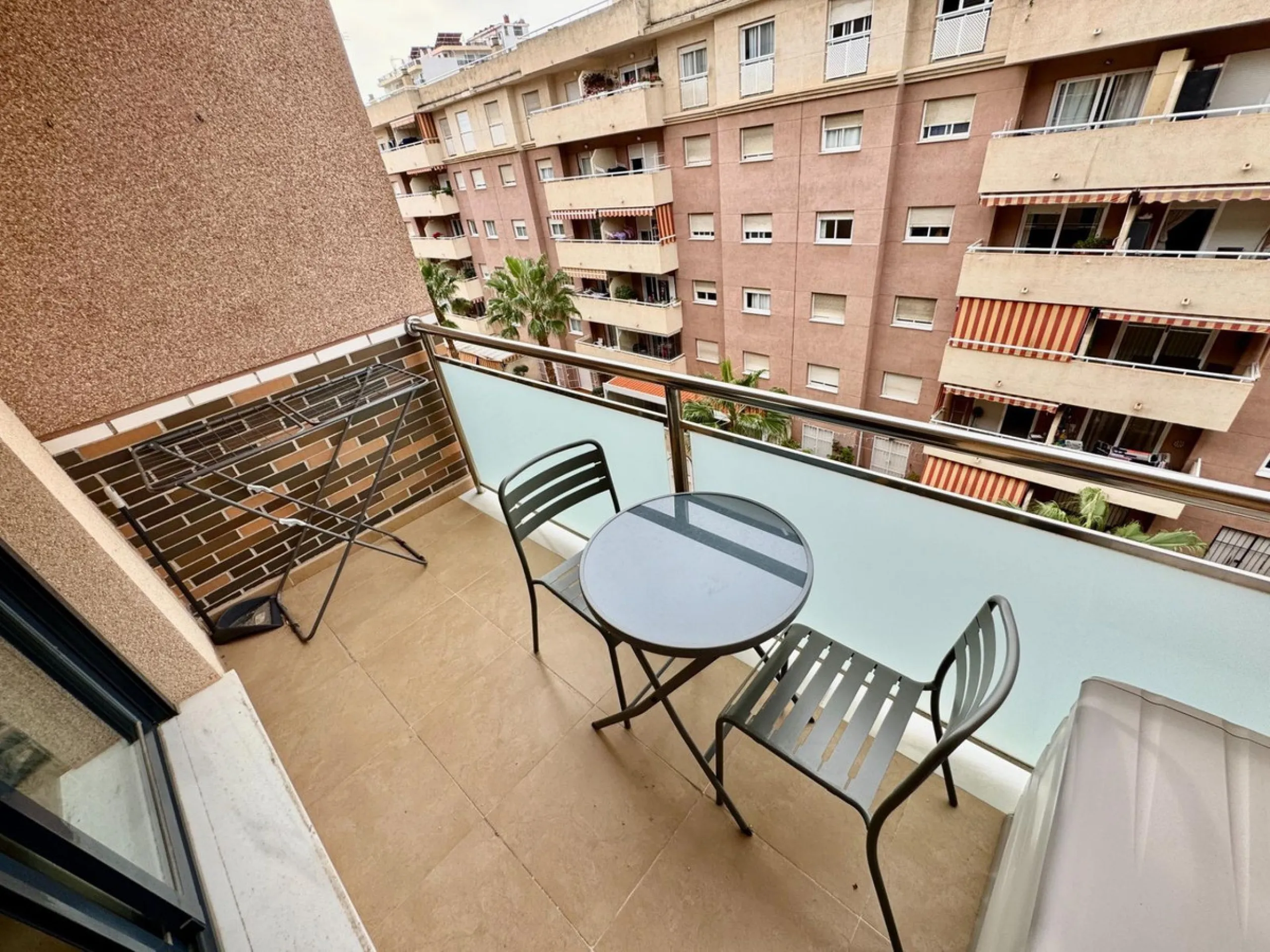 Fantastic apartment for sale in the center of Torremolinos, located in a modern building from 2009, ready to move into.