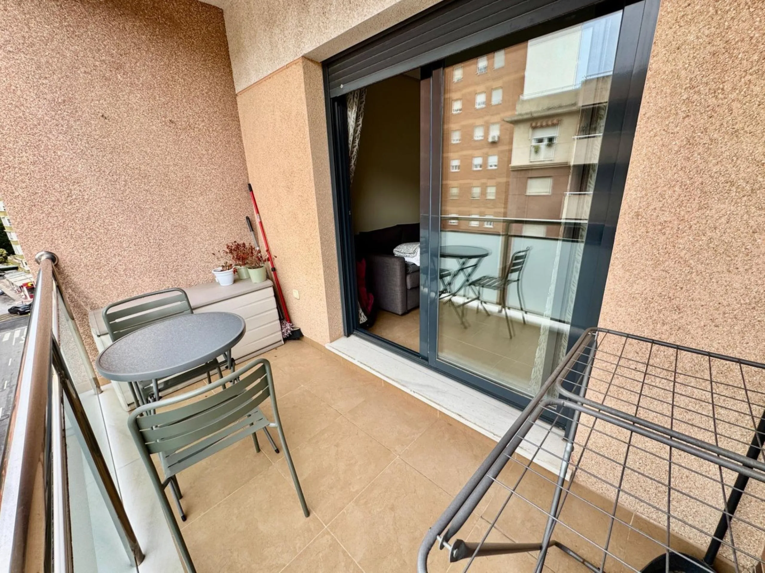 Fantastic apartment for sale in the center of Torremolinos, located in a modern building from 2009, ready to move into.