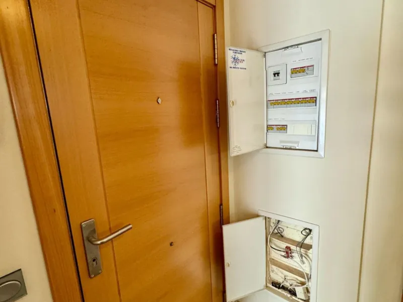 Fantastic apartment for sale in the center of Torremolinos, located in a modern building from 2009, ready to move into.
