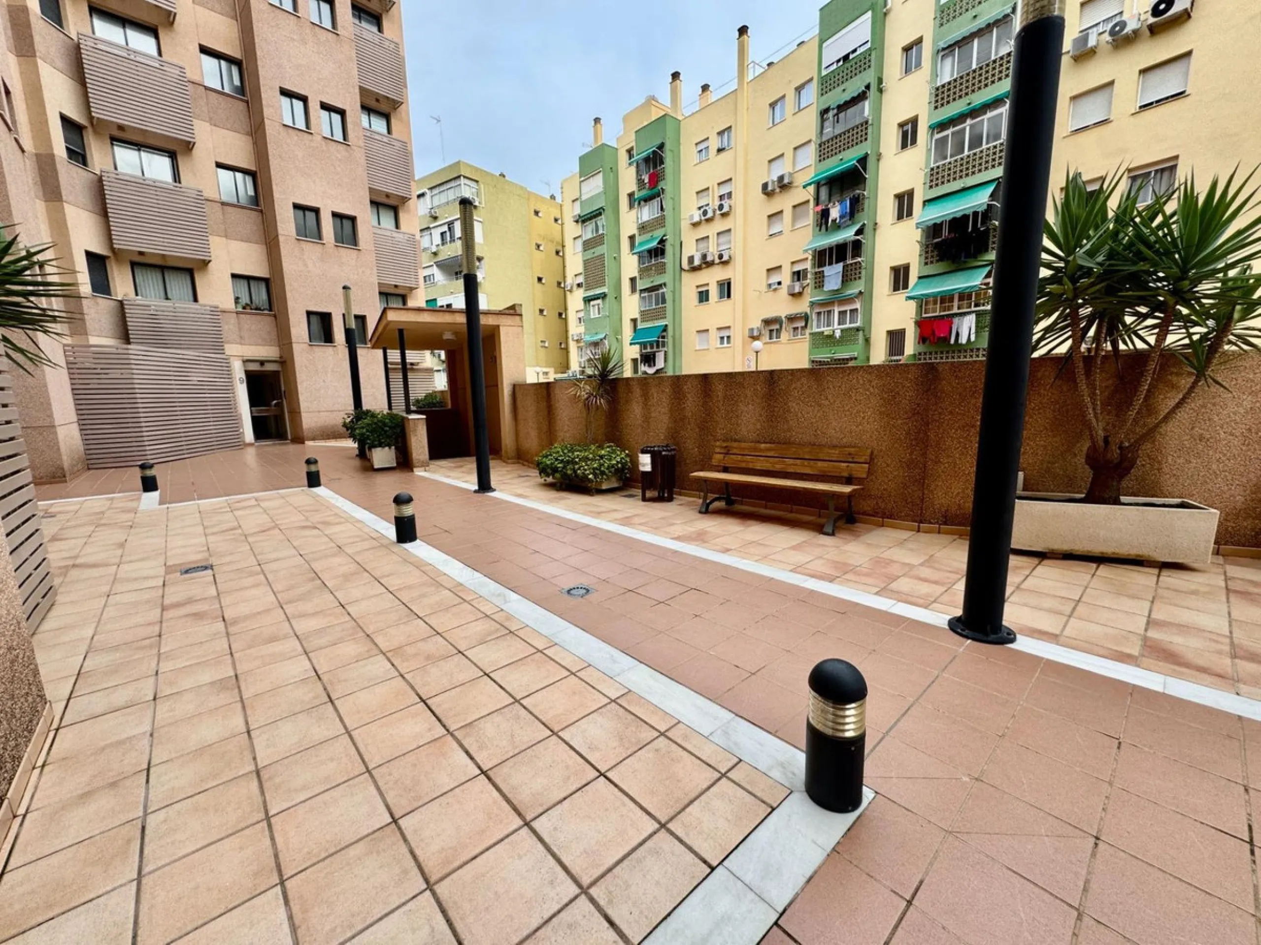 Fantastic apartment for sale in the center of Torremolinos, located in a modern building from 2009, ready to move into.