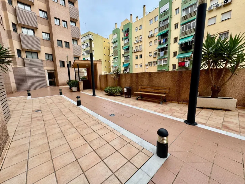 Fantastic apartment for sale in the center of Torremolinos, located in a modern building from 2009, ready to move into.