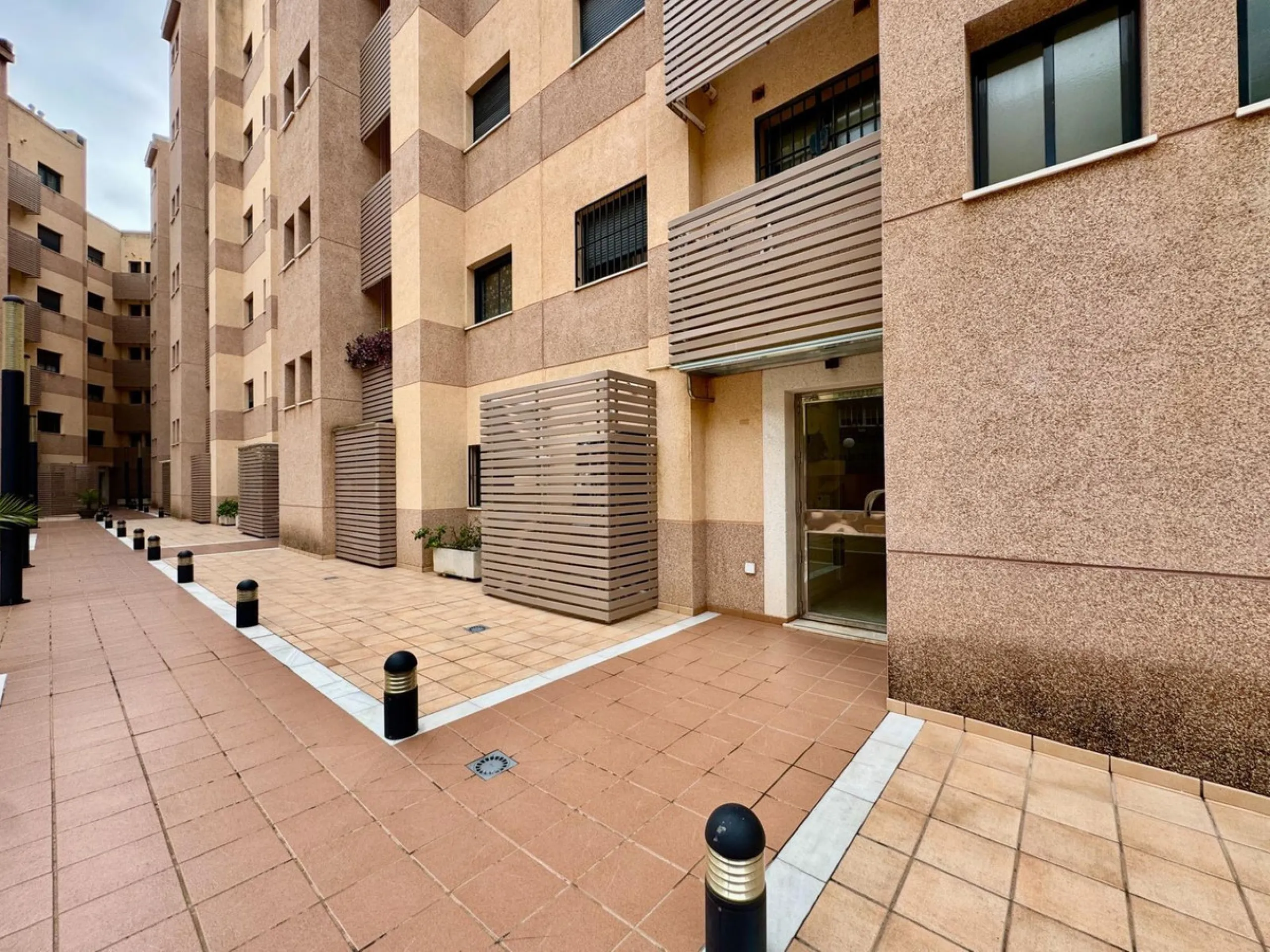 Fantastic apartment for sale in the center of Torremolinos, located in a modern building from 2009, ready to move into.